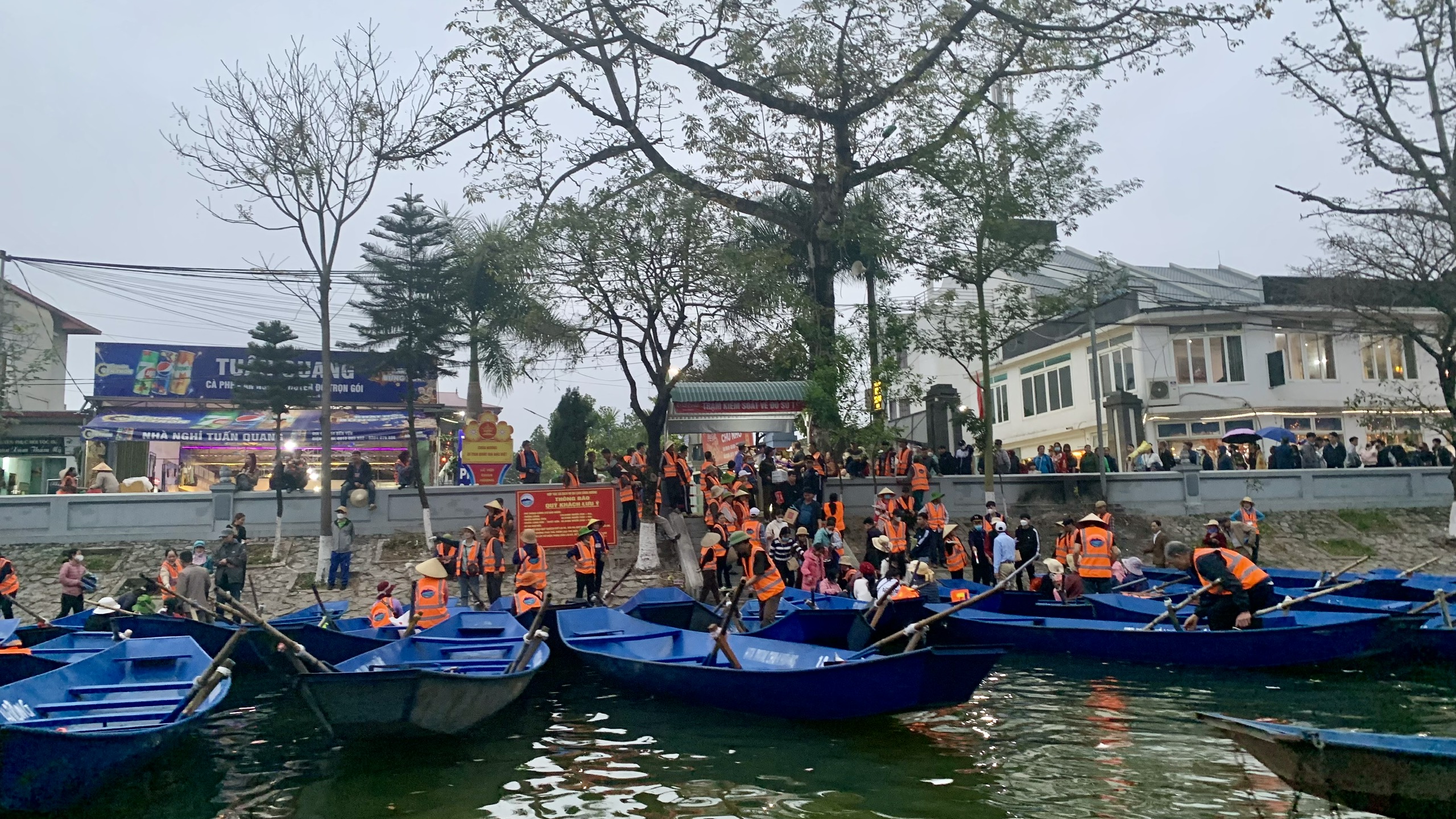Trước giờ khai hội chùa Hương: Dòng người nườm nượp về miền đất Phật - ảnh 4