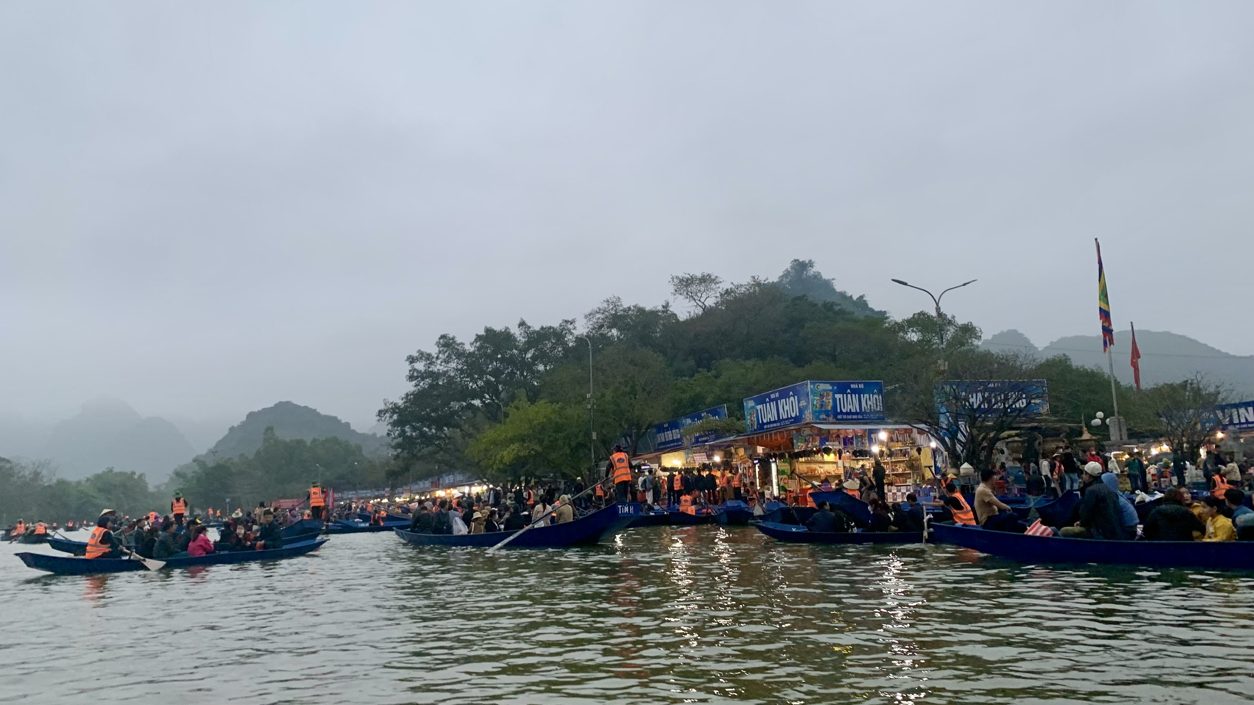 Trước giờ khai hội chùa Hương: Dòng người nườm nượp về miền đất Phật - ảnh 6