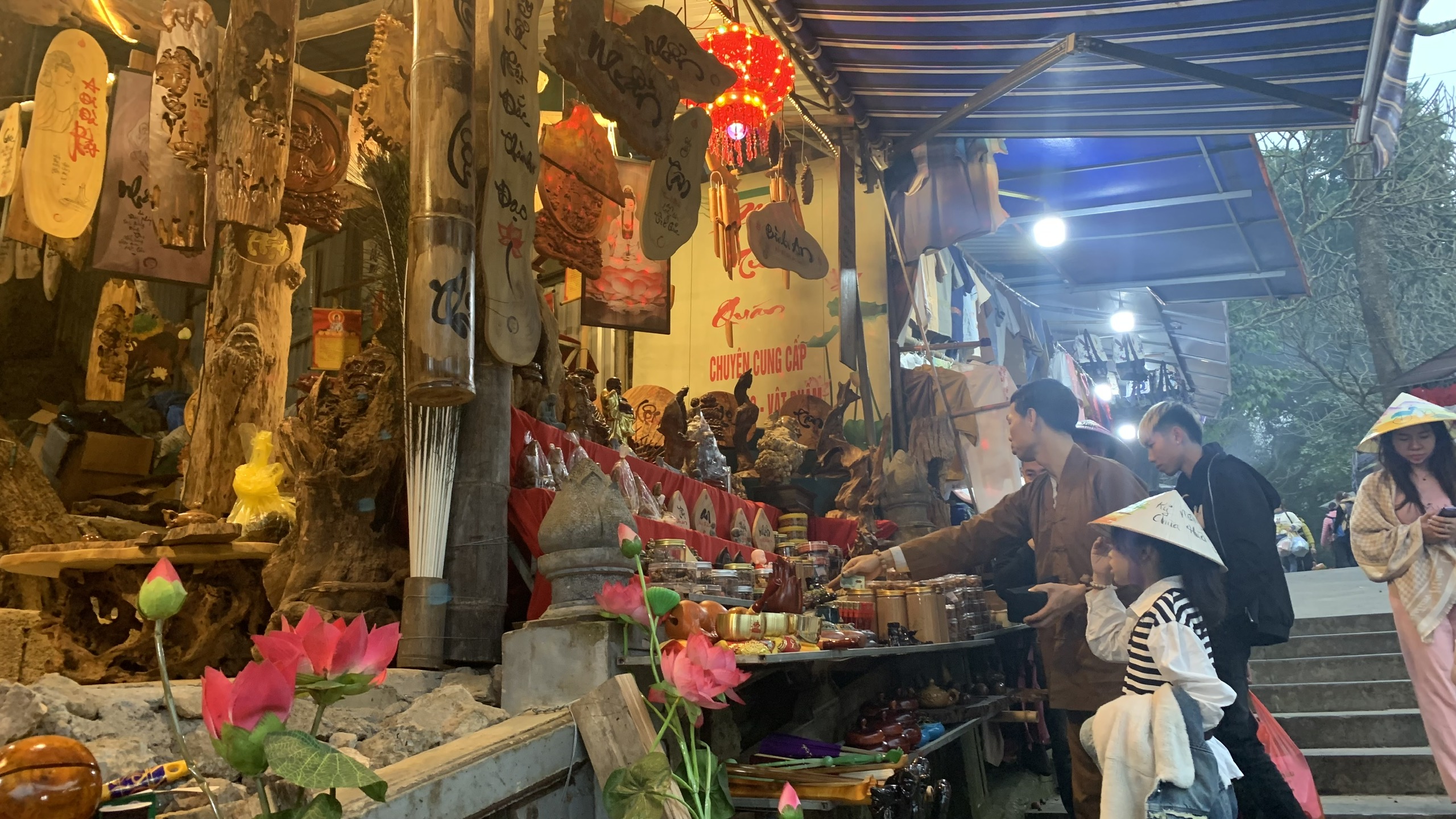 Trước giờ khai hội chùa Hương: Dòng người nườm nượp về miền đất Phật - ảnh 8