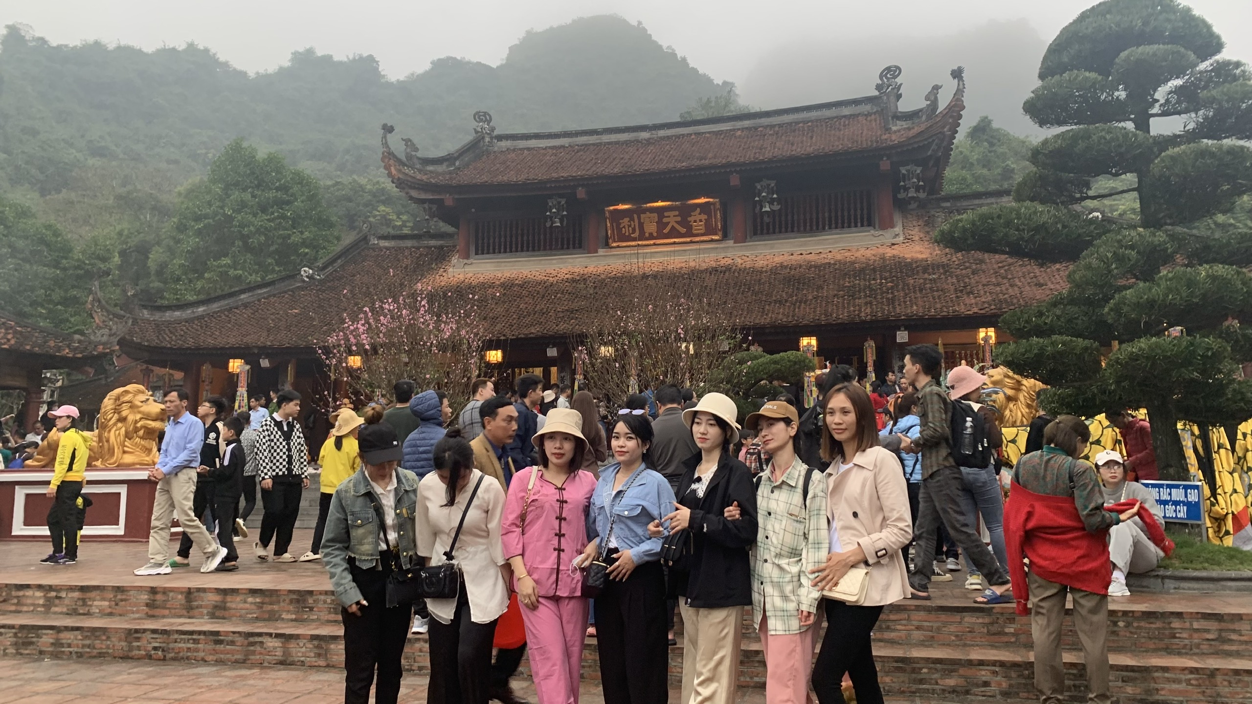 Trước giờ khai hội chùa Hương: Dòng người nườm nượp về miền đất Phật - ảnh 13