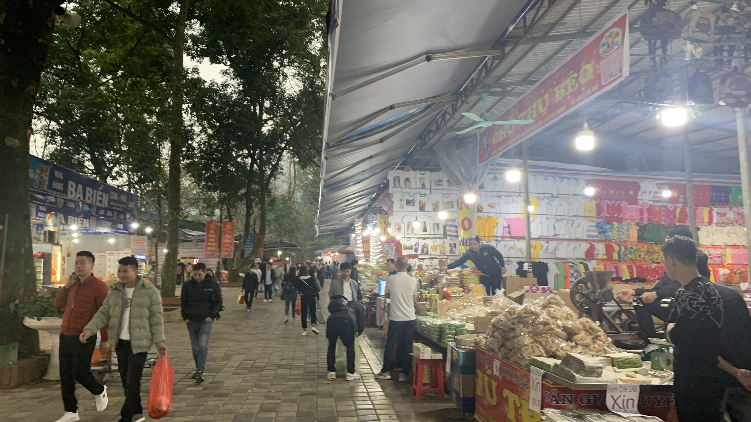 Trước giờ khai hội chùa Hương: Dòng người nườm nượp về miền đất Phật - ảnh 10