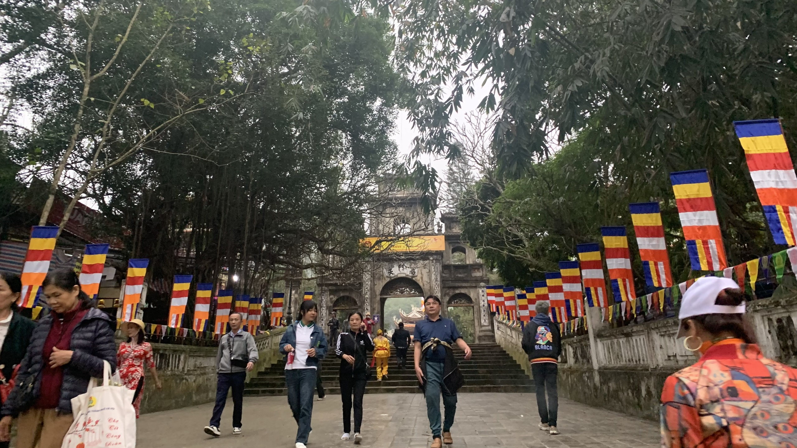 Trước giờ khai hội chùa Hương: Dòng người nườm nượp về miền đất Phật - ảnh 11