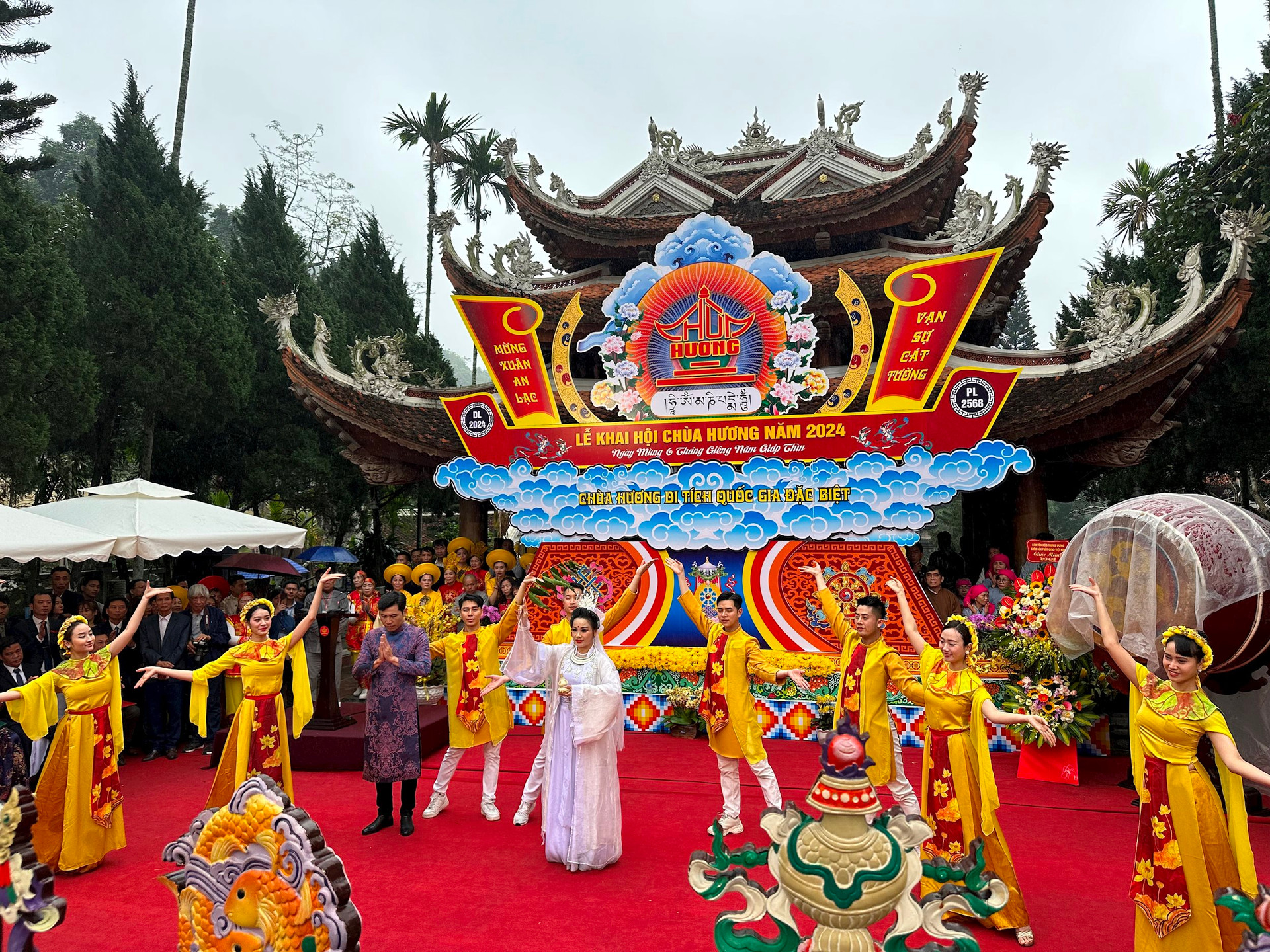 Khai hội chùa Hương, hàng nghìn người đội mưa về chiêm bái - ảnh 2