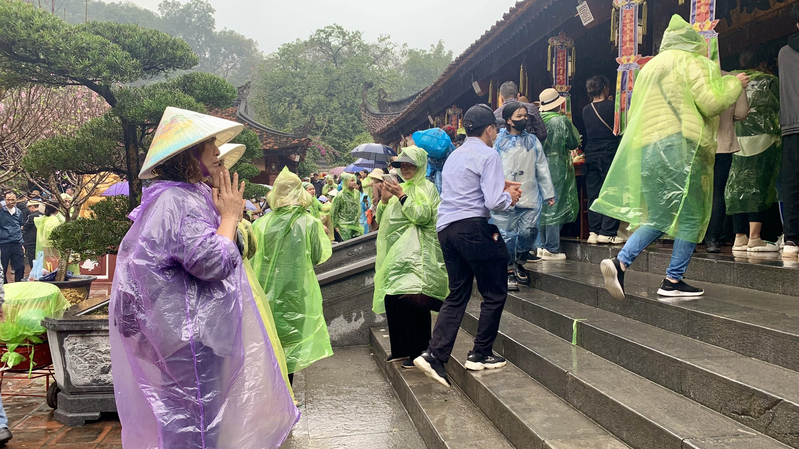 Khai hội chùa Hương, hàng nghìn người đội mưa về chiêm bái - ảnh 5