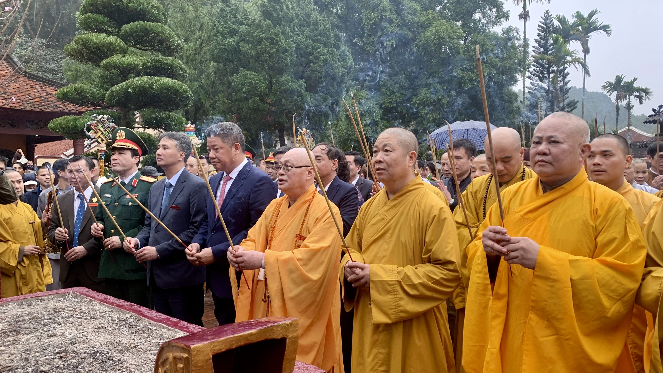 Khai hội chùa Hương, hàng nghìn người đội mưa về chiêm bái - ảnh 3