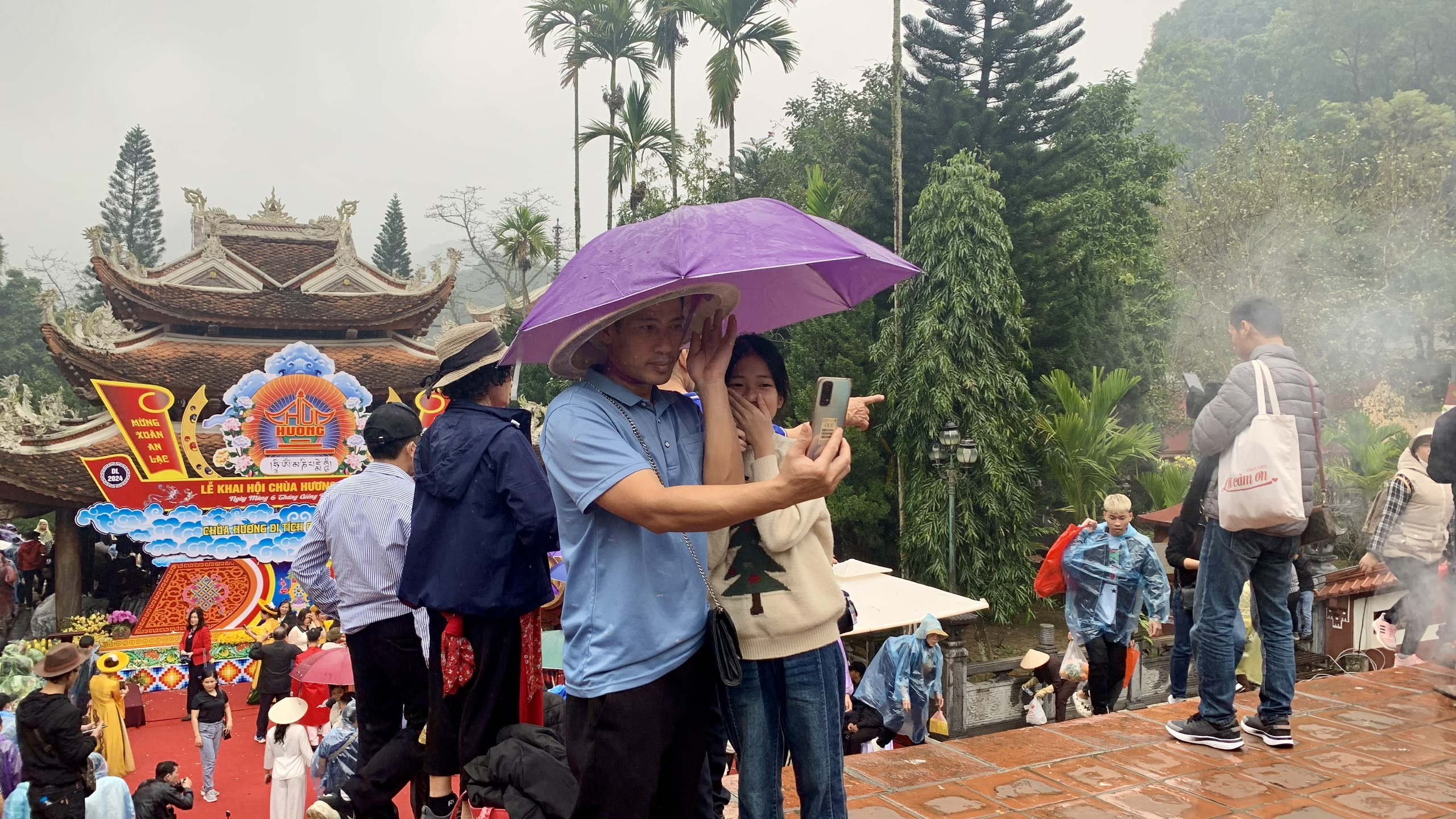 Khai hội chùa Hương, hàng nghìn người đội mưa về chiêm bái - ảnh 8