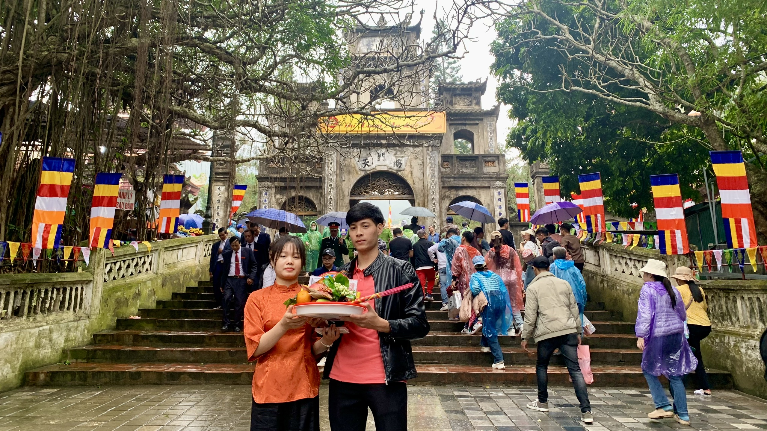 Khai hội chùa Hương, hàng nghìn người đội mưa về chiêm bái - ảnh 4