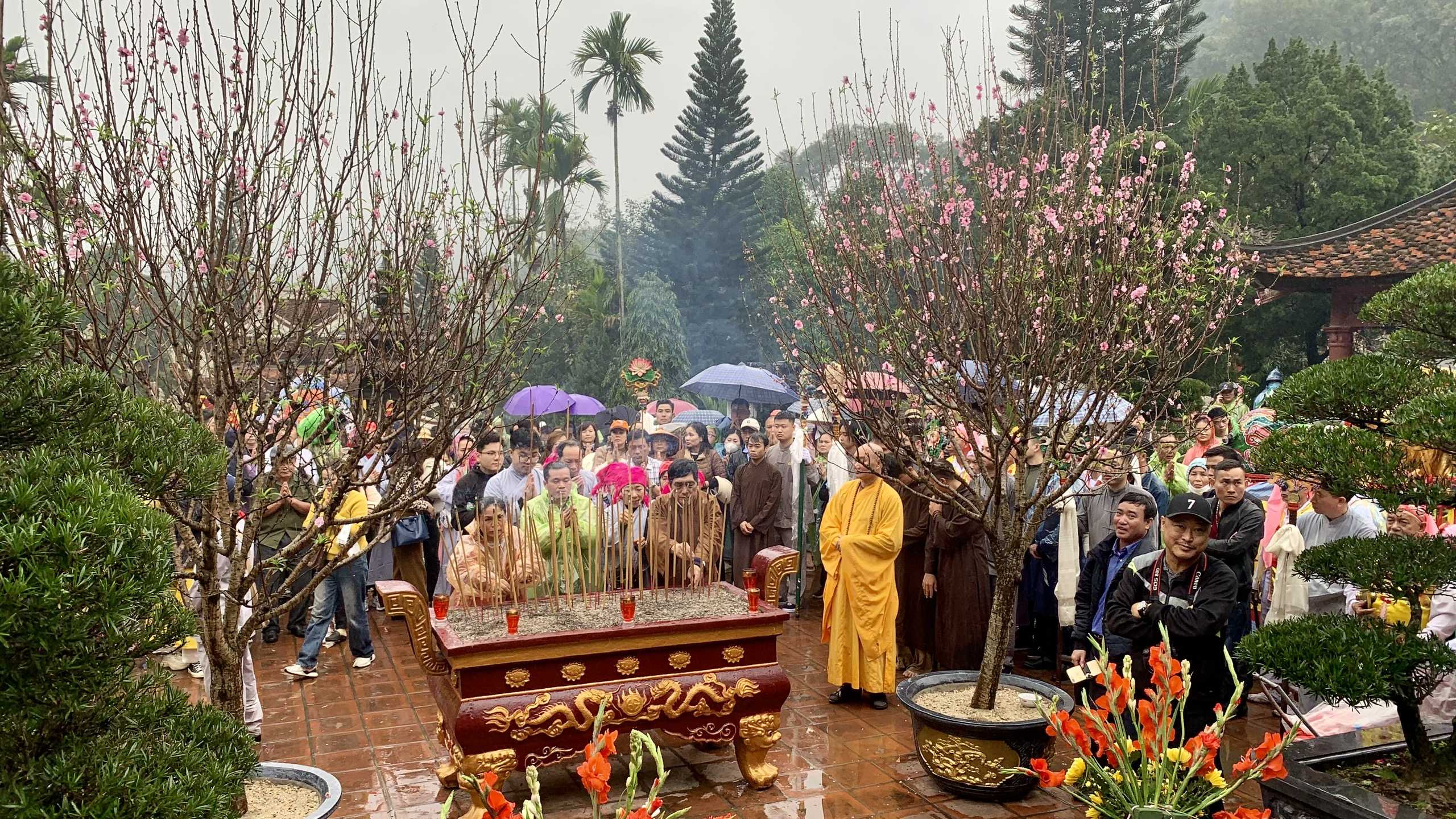 Khai hội chùa Hương, hàng nghìn người đội mưa về chiêm bái - ảnh 6