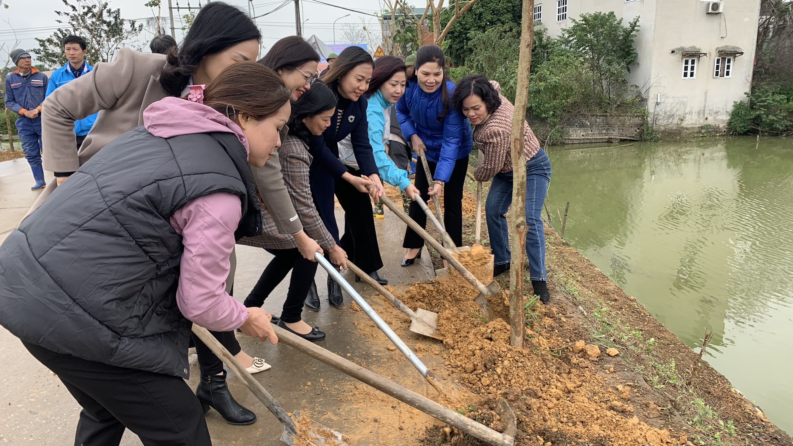 Mỗi huyện nhân rộng 3 mô hình “Phụ nữ tham gia phân loại, xử lý rác hữu cơ tại hộ gia đình“ - ảnh 8
