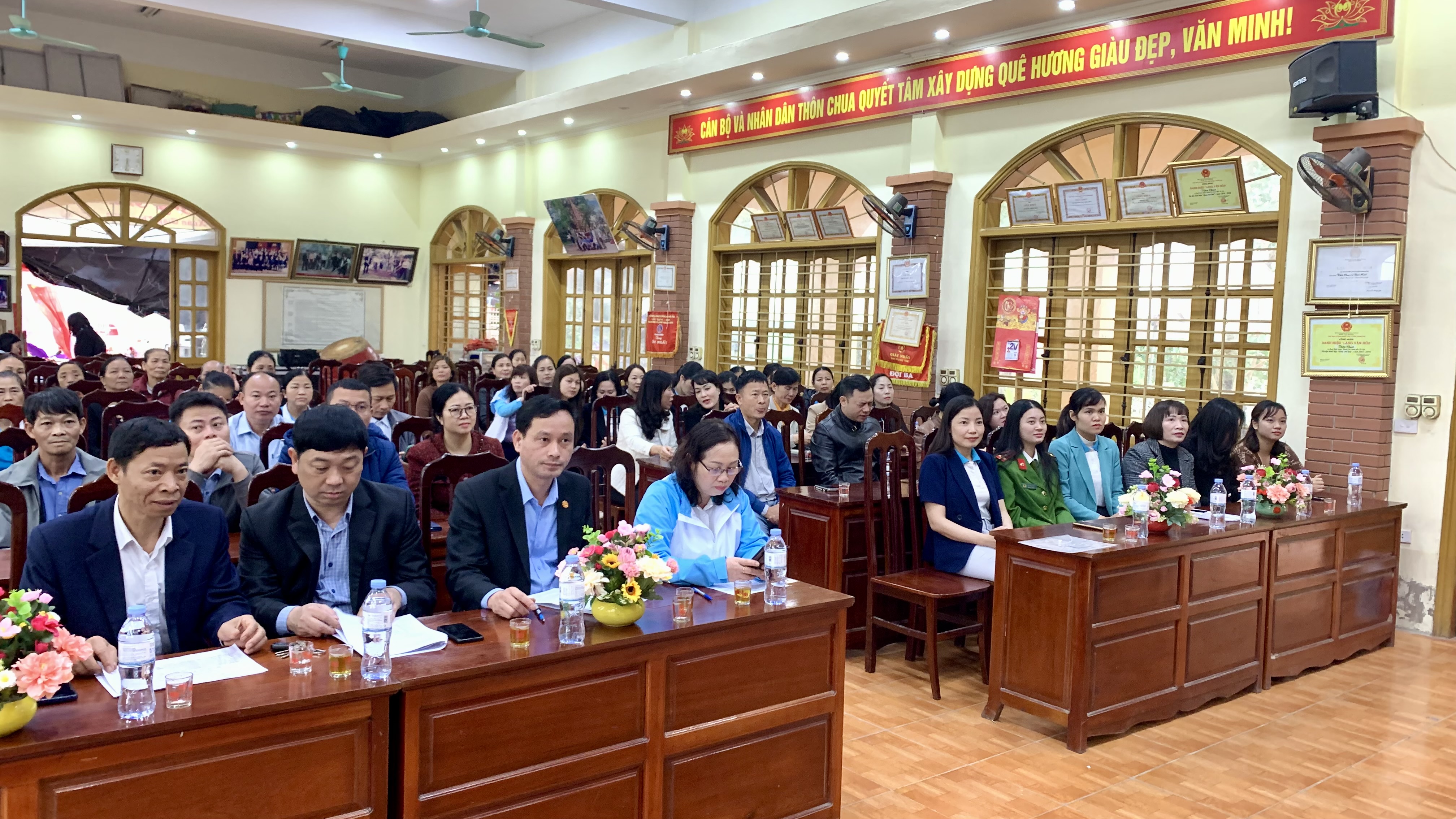 Phụ nữ Thanh Oai phấn đấu trồng 300 cây xanh bảo vệ môi trường - ảnh 2