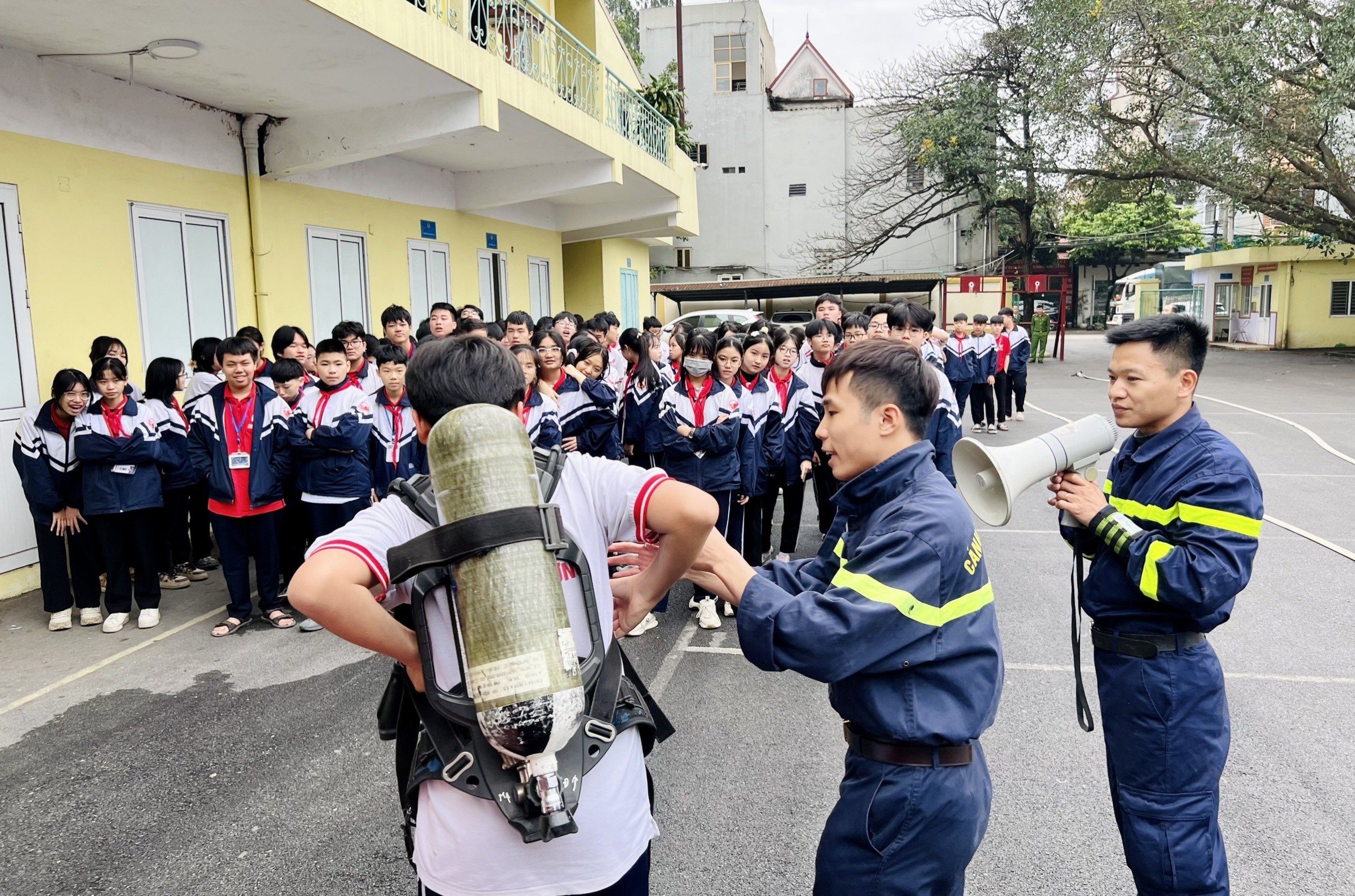 Hơn 400 giáo viên, học sinh trải nghiệm thực hành chữa cháy và cứu nạn cứu hộ - ảnh 2