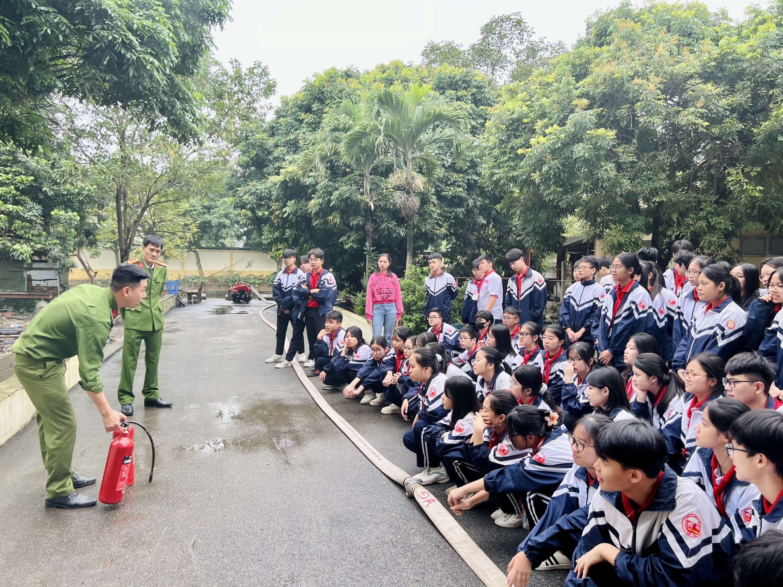 Hơn 400 giáo viên, học sinh trải nghiệm thực hành chữa cháy và cứu nạn cứu hộ - ảnh 1