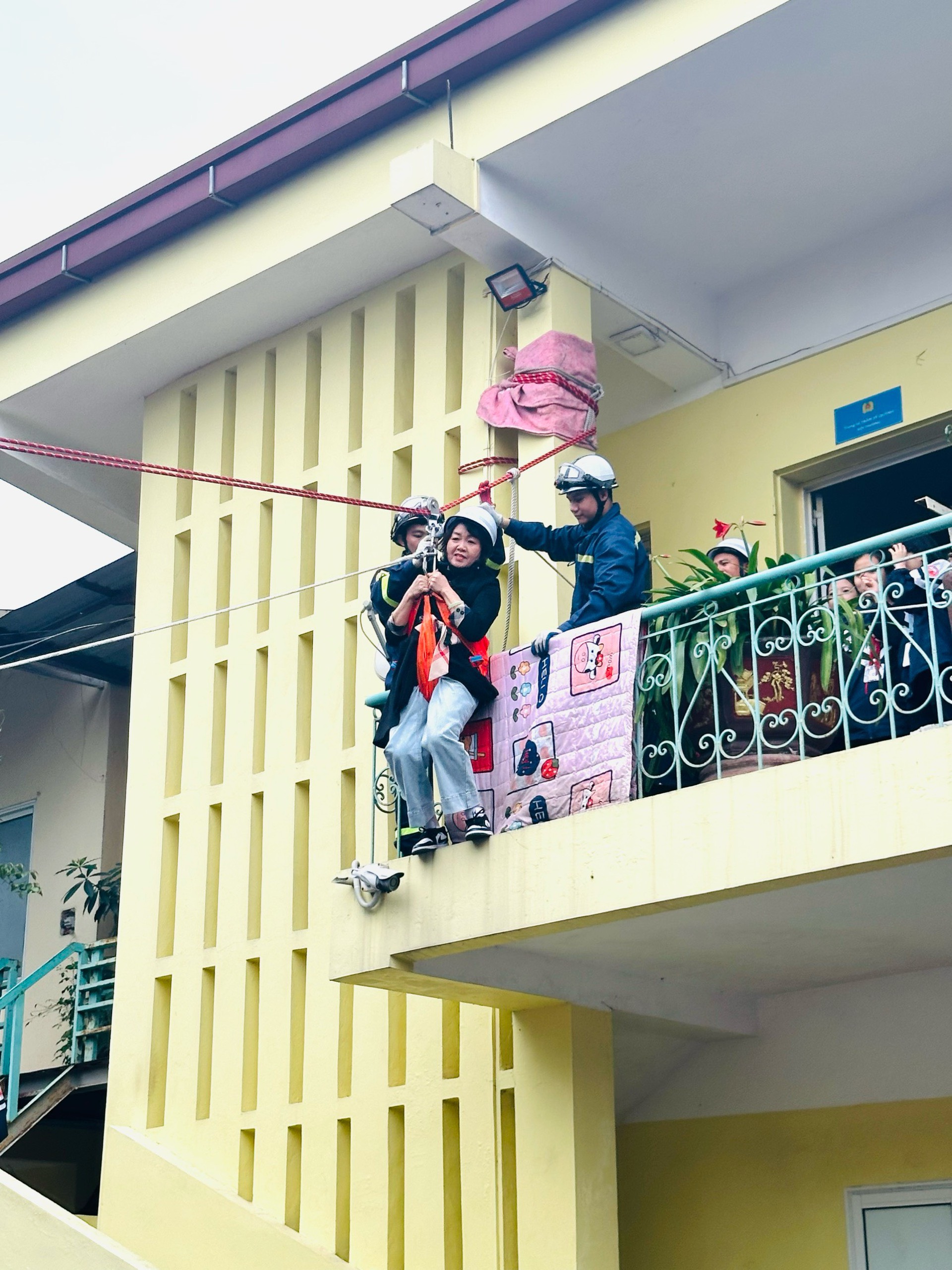 Hơn 400 giáo viên, học sinh trải nghiệm thực hành chữa cháy và cứu nạn cứu hộ - ảnh 3