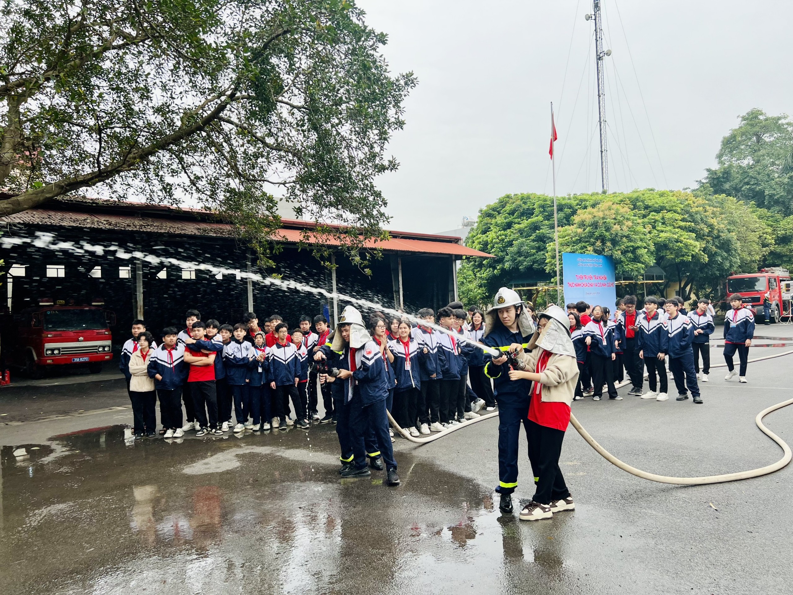 Hơn 400 giáo viên, học sinh trải nghiệm thực hành chữa cháy và cứu nạn cứu hộ - ảnh 4