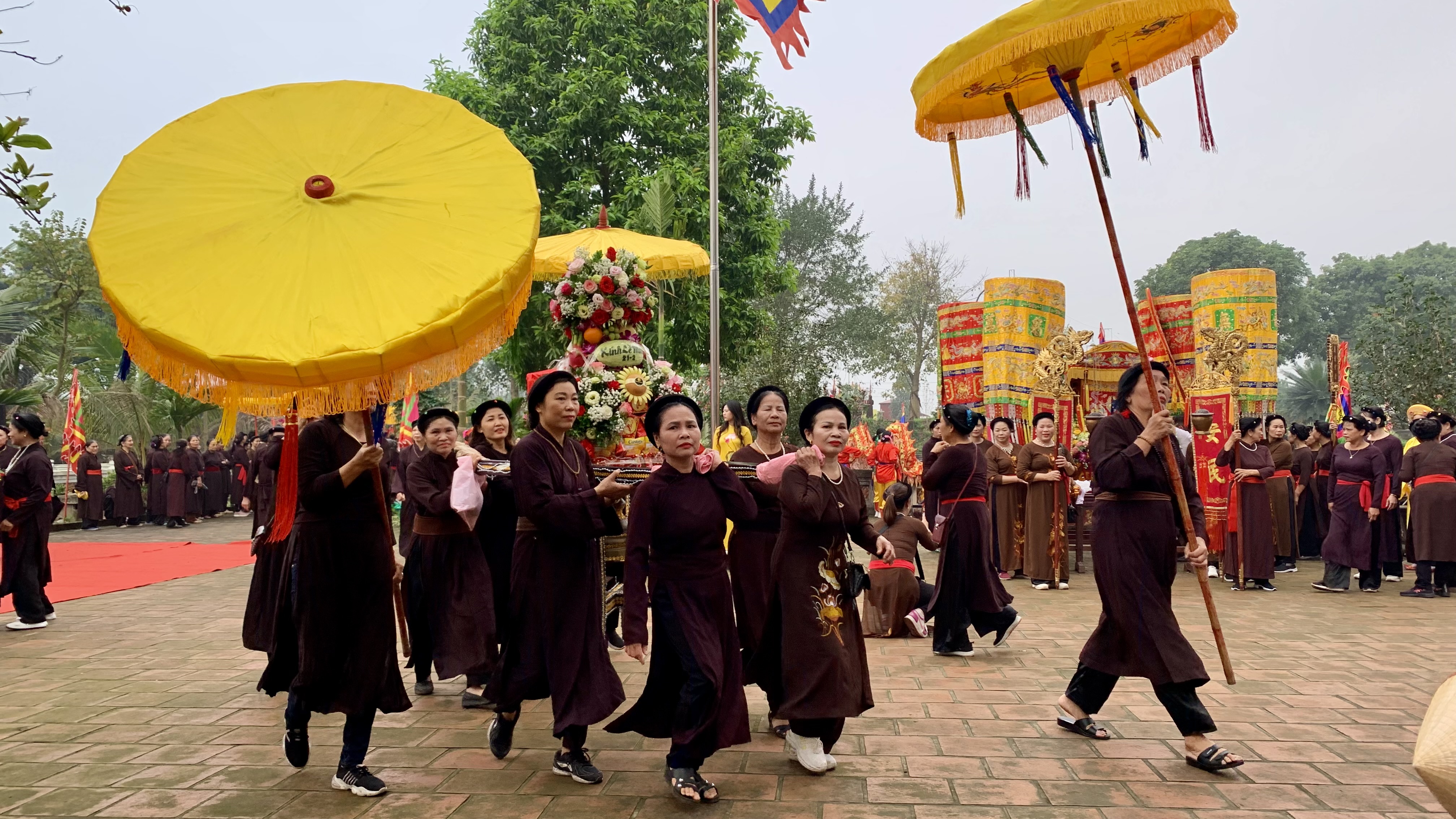 Hàng nghìn phụ nữ rước kiệu tại Lễ hội Phụng Nghênh nhớ ơn mẹ Thánh Gióng - ảnh 12