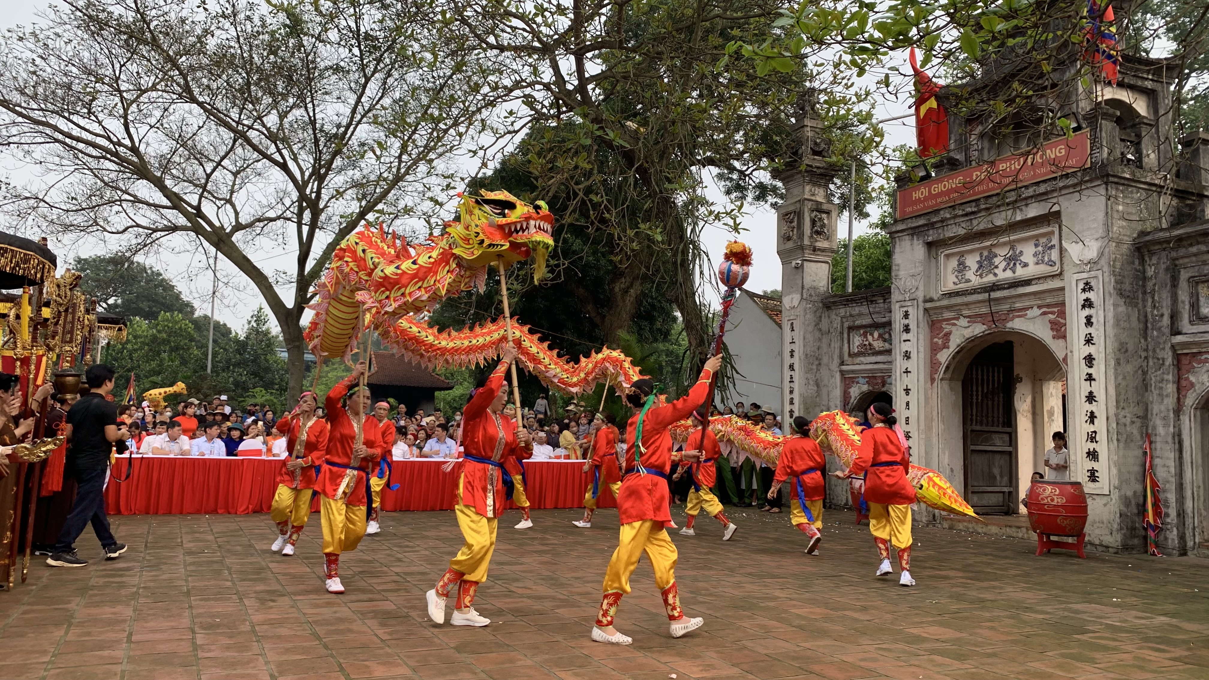 Hàng nghìn phụ nữ rước kiệu tại Lễ hội Phụng Nghênh nhớ ơn mẹ Thánh Gióng - ảnh 3