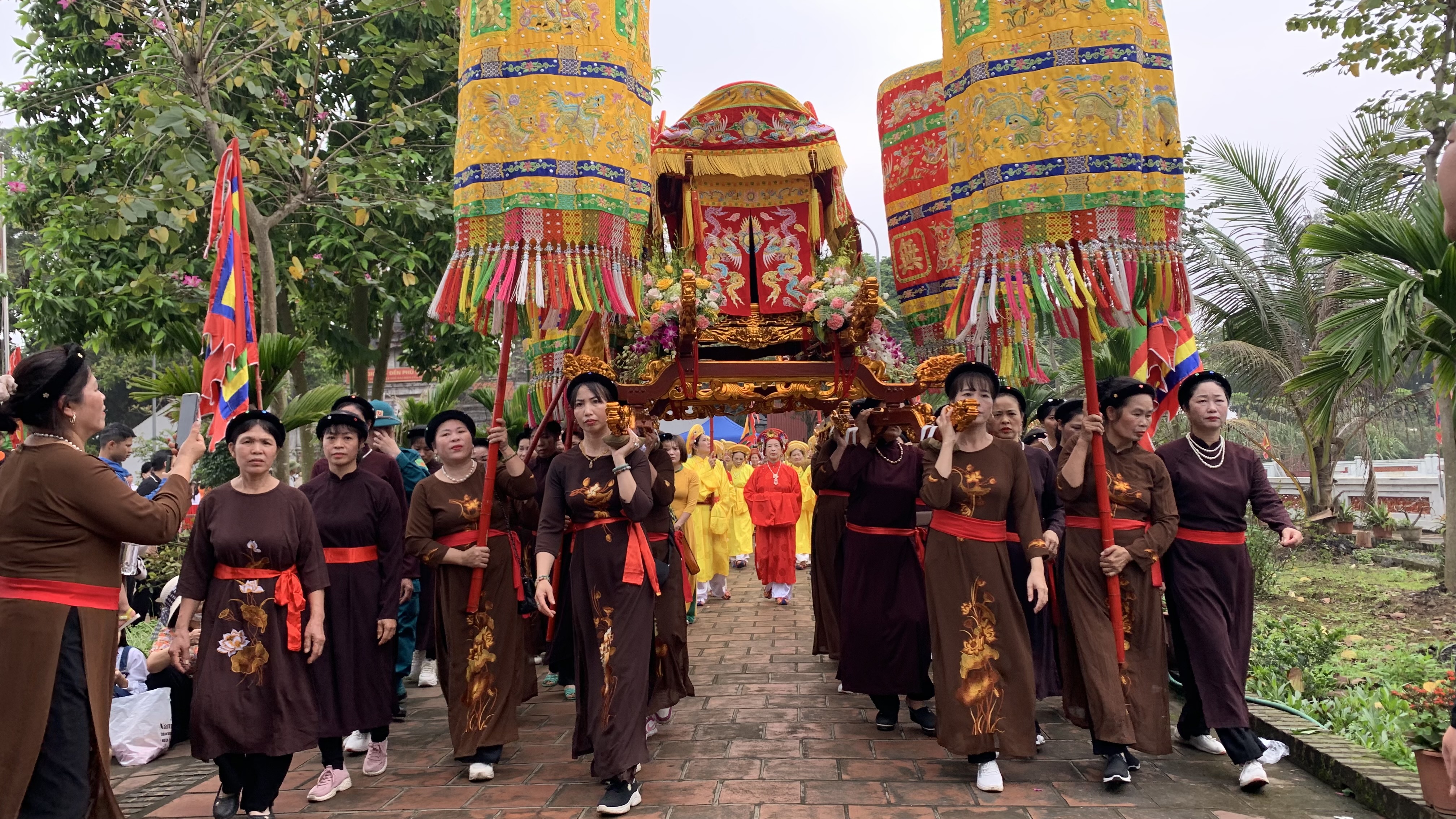 Hàng nghìn phụ nữ rước kiệu tại Lễ hội Phụng Nghênh nhớ ơn mẹ Thánh Gióng - ảnh 10