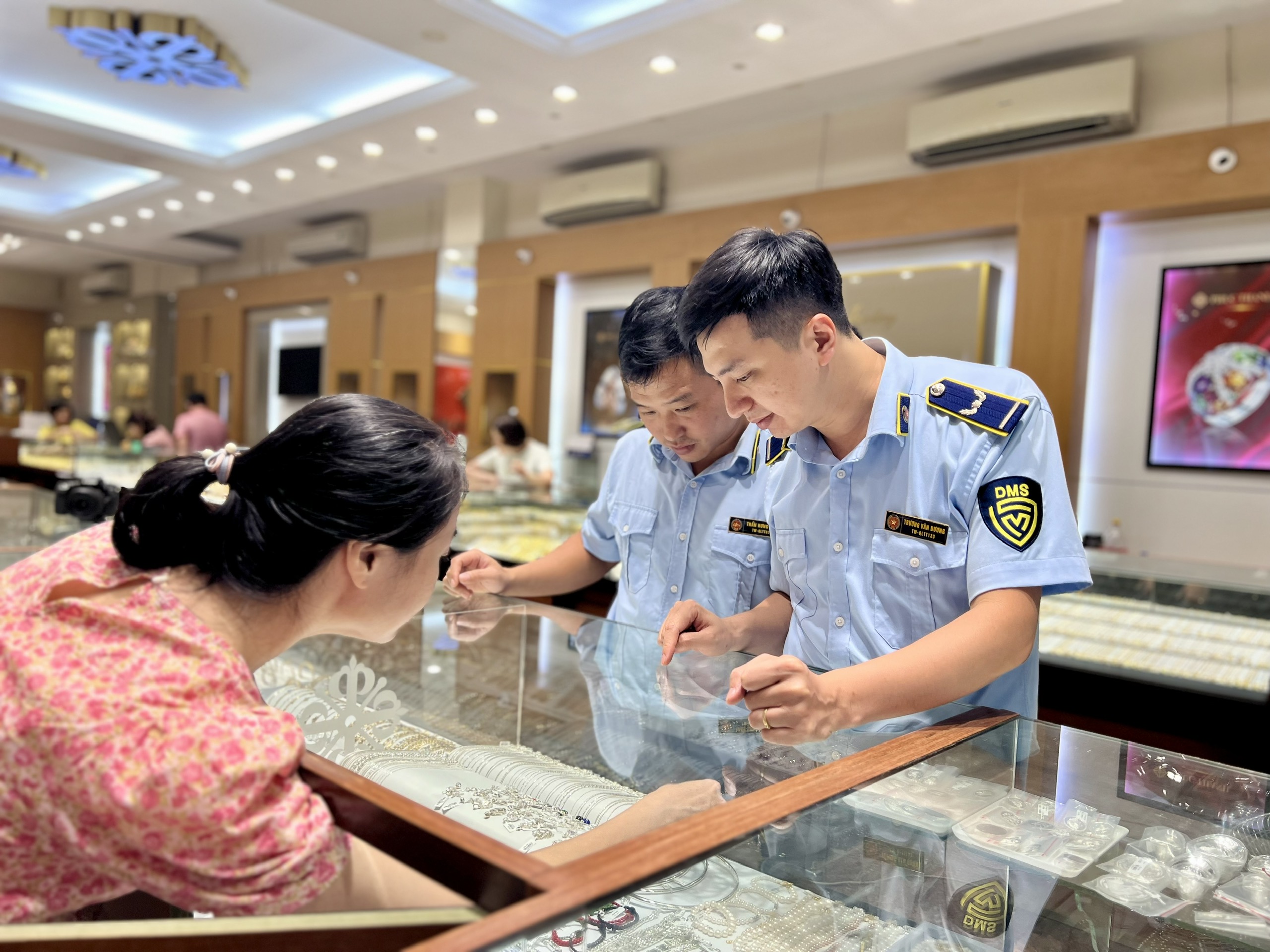 Kiểm tra 3 cửa hàng kinh doanh vàng ở Hà Nội - ảnh 2