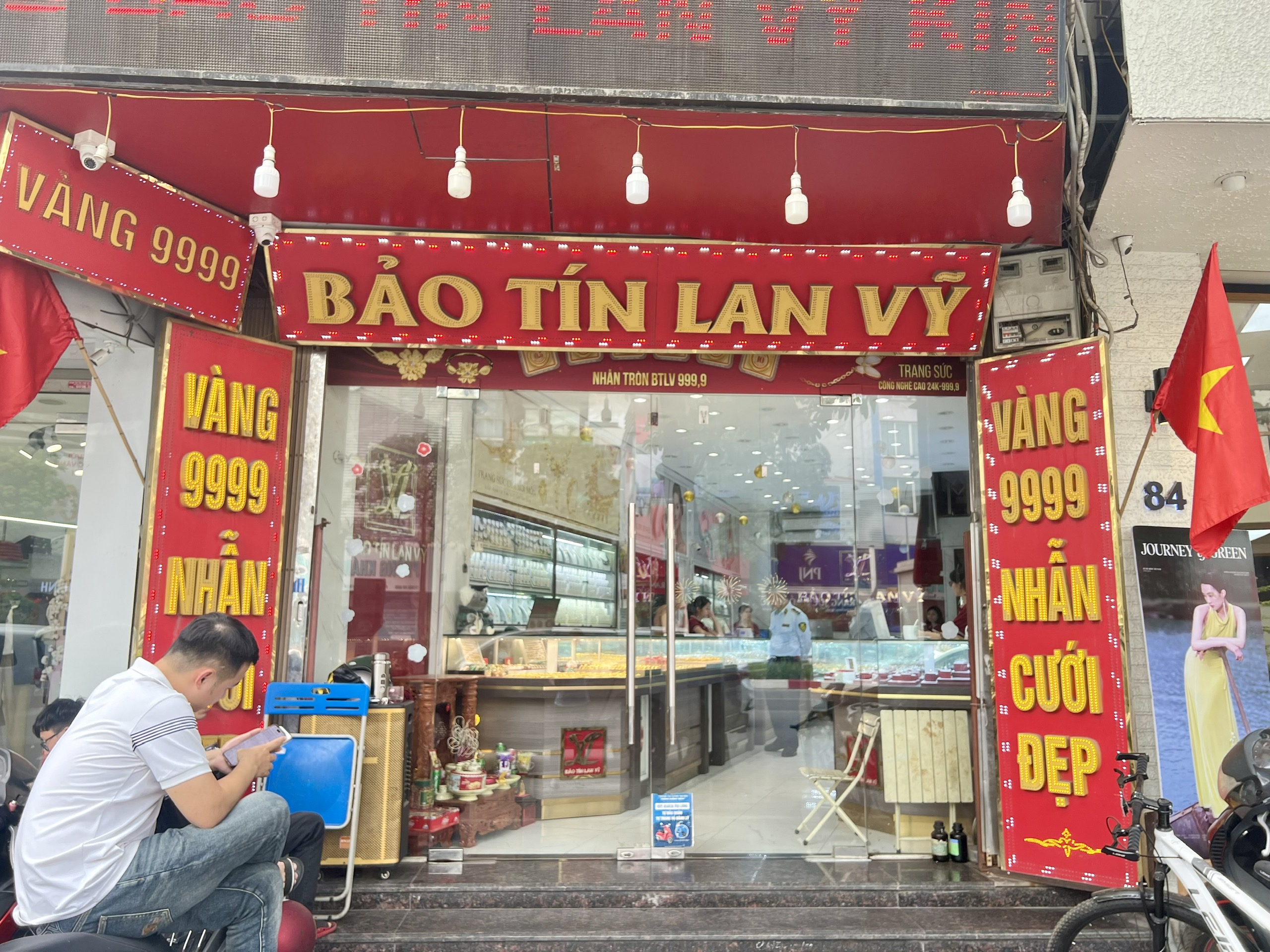 Kiểm tra 3 cửa hàng kinh doanh vàng ở Hà Nội - ảnh 1