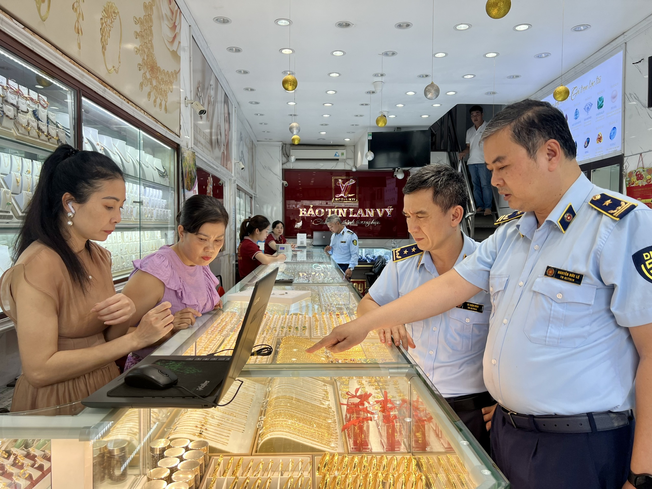 Kiểm tra 3 cửa hàng kinh doanh vàng ở Hà Nội - ảnh 3
