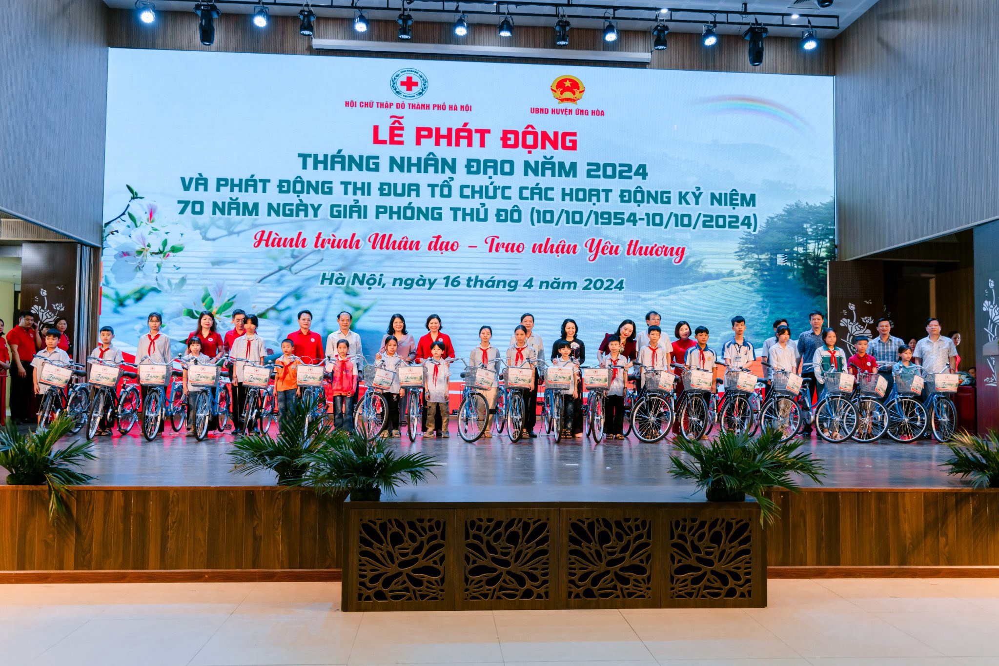 Hà Nội phát động Tháng Nhân đạo năm 2024: Hành trình nhân đạo - Trao nhận yêu thương - ảnh 4