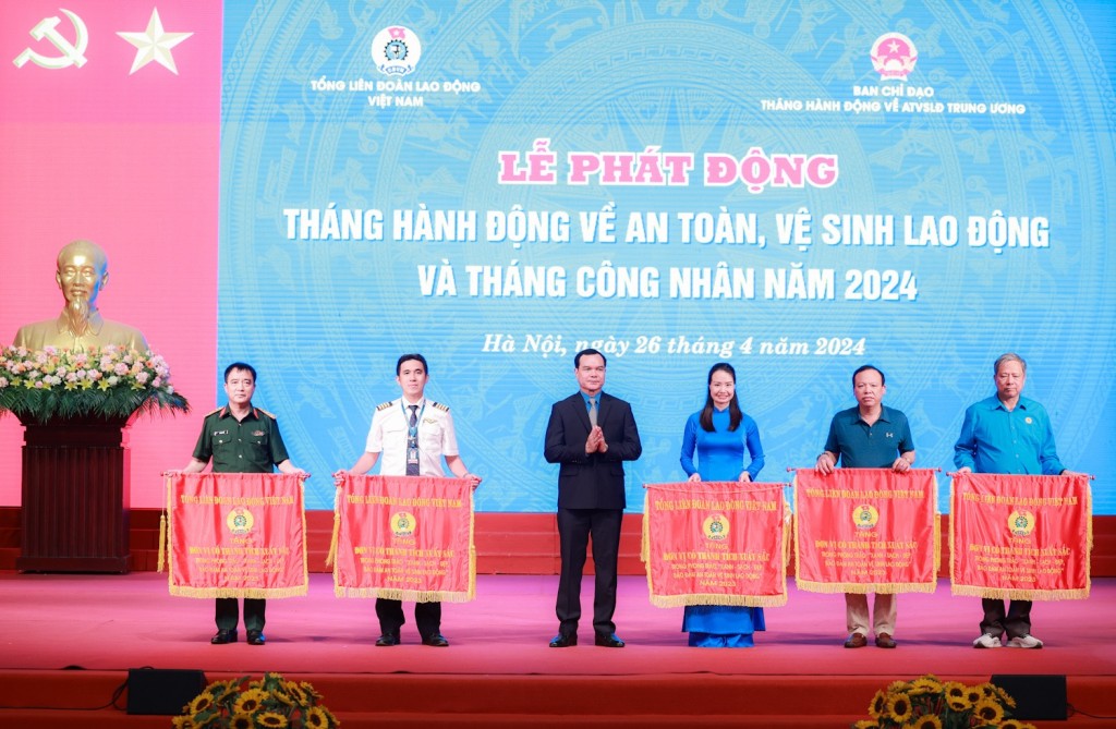 Phát động Tháng hành động về ATVSLĐ và Tháng Công nhân năm 2024 - ảnh 2