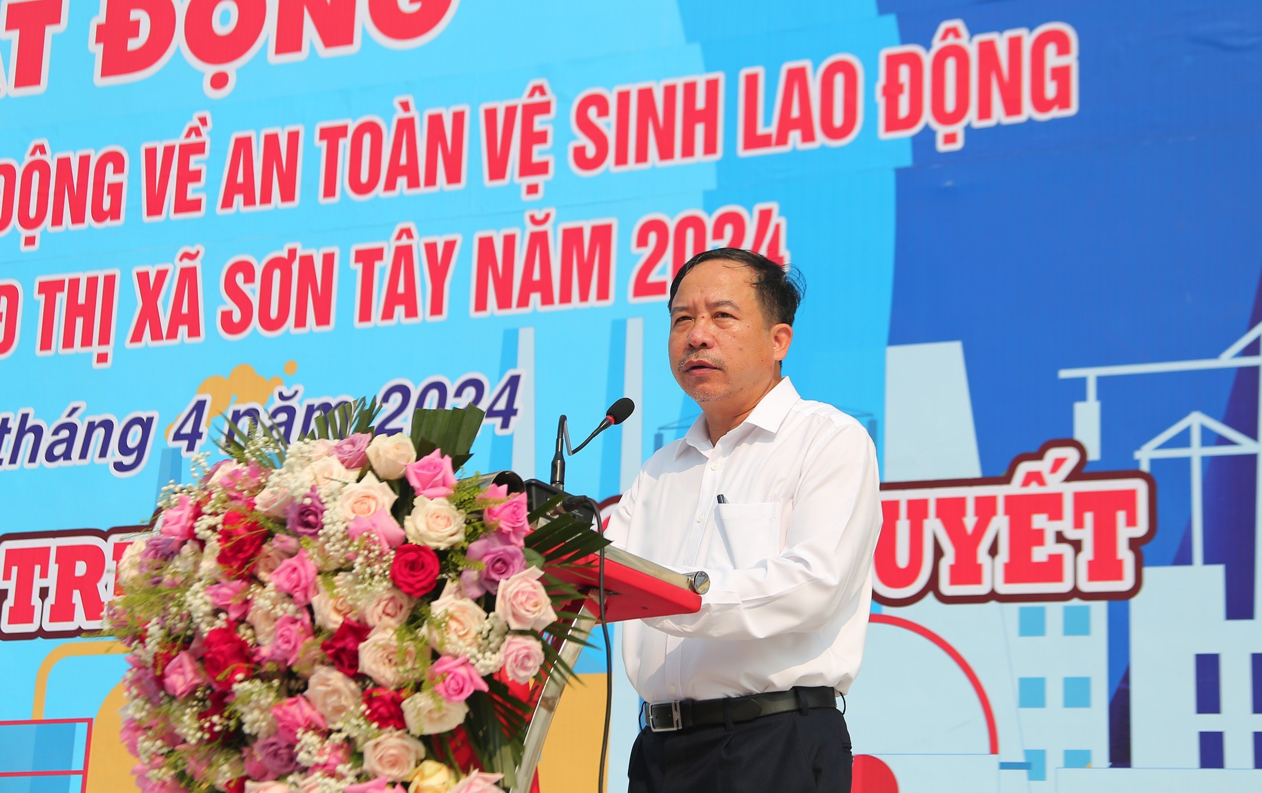 Sơn Tây phát động Tháng Công nhân, Tháng hành động về An toàn vệ sinh lao động - ảnh 1