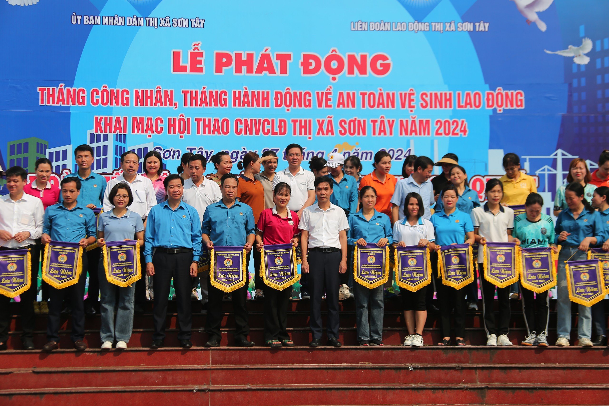 Sơn Tây phát động Tháng Công nhân, Tháng hành động về An toàn vệ sinh lao động - ảnh 2