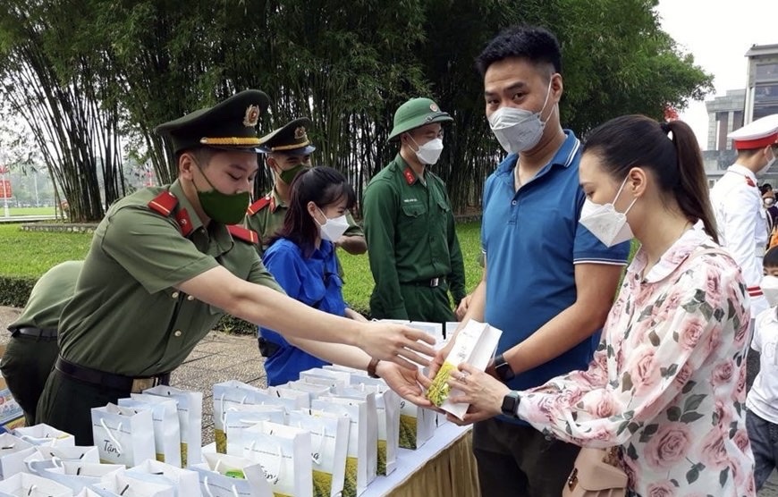 Tặng quà du khách và người dân viếng thăm Lăng Bác ngày 30/4 và 1/5 - ảnh 1