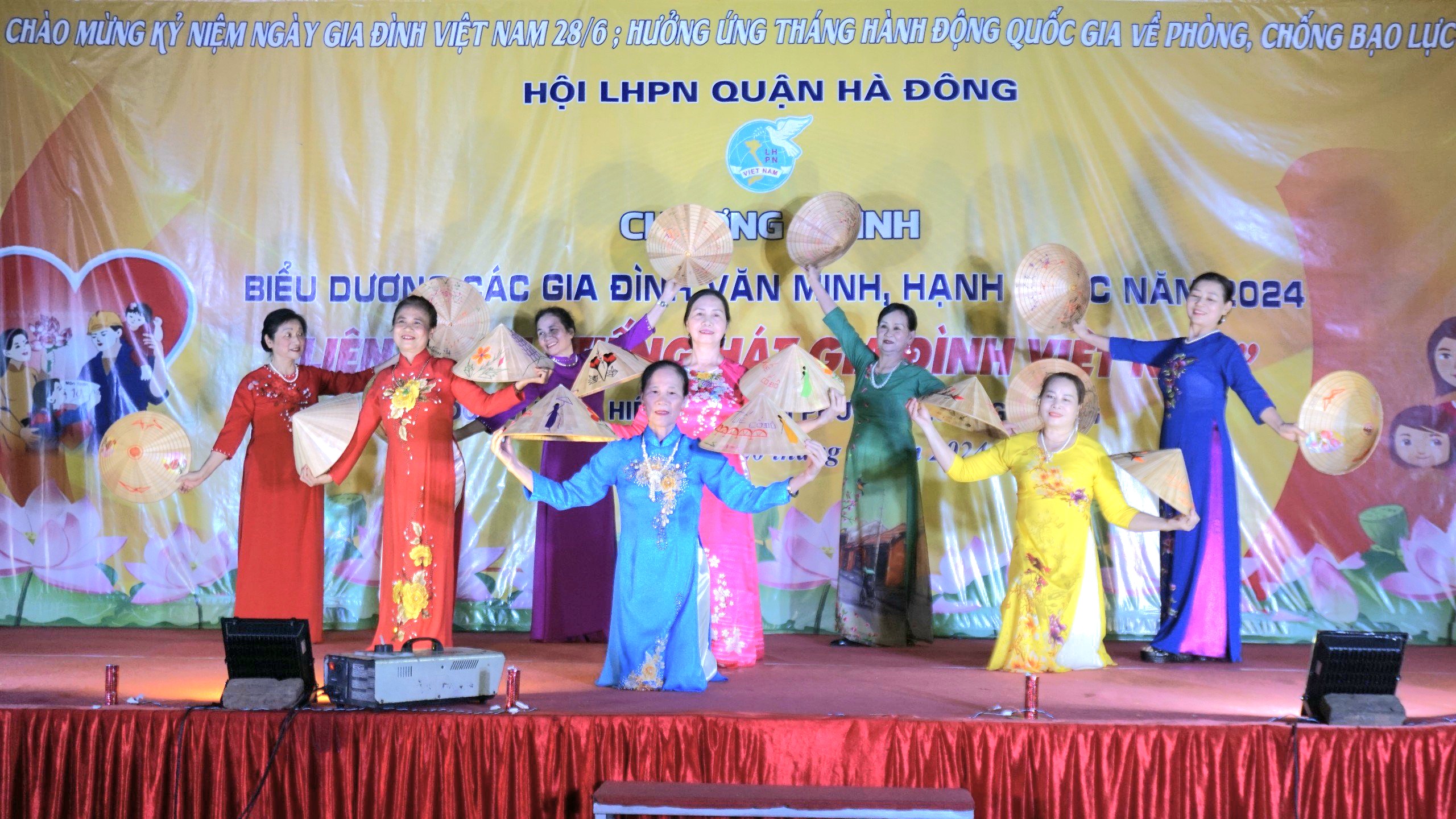 Hội LHPN quận Hà Đông: Biểu dương 13 gia đình văn minh, hạnh phúc - ảnh 1