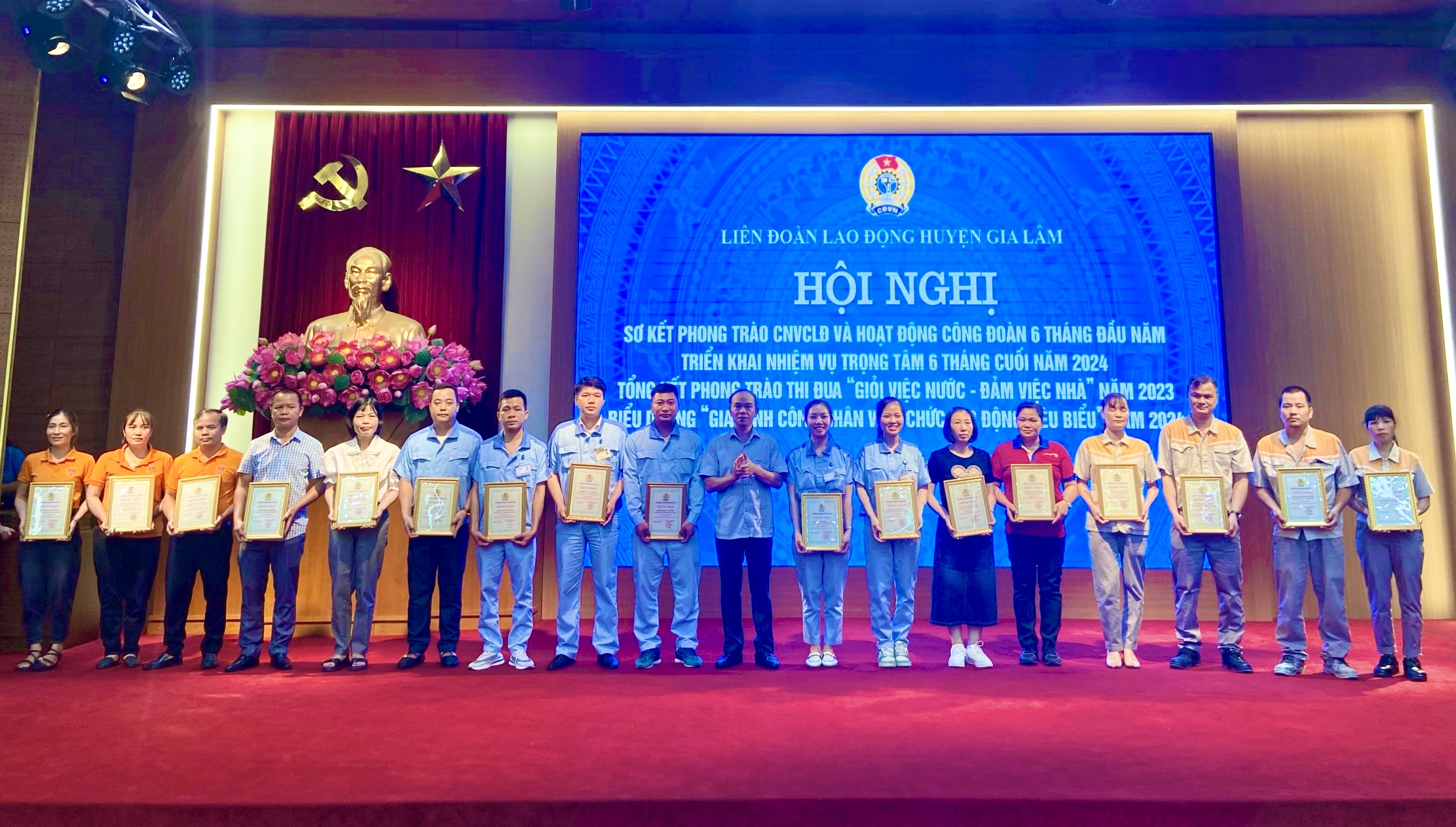 Khen thưởng 68 gia đình công nhân viên chức lao động tiêu biểu năm 2024 - ảnh 3
