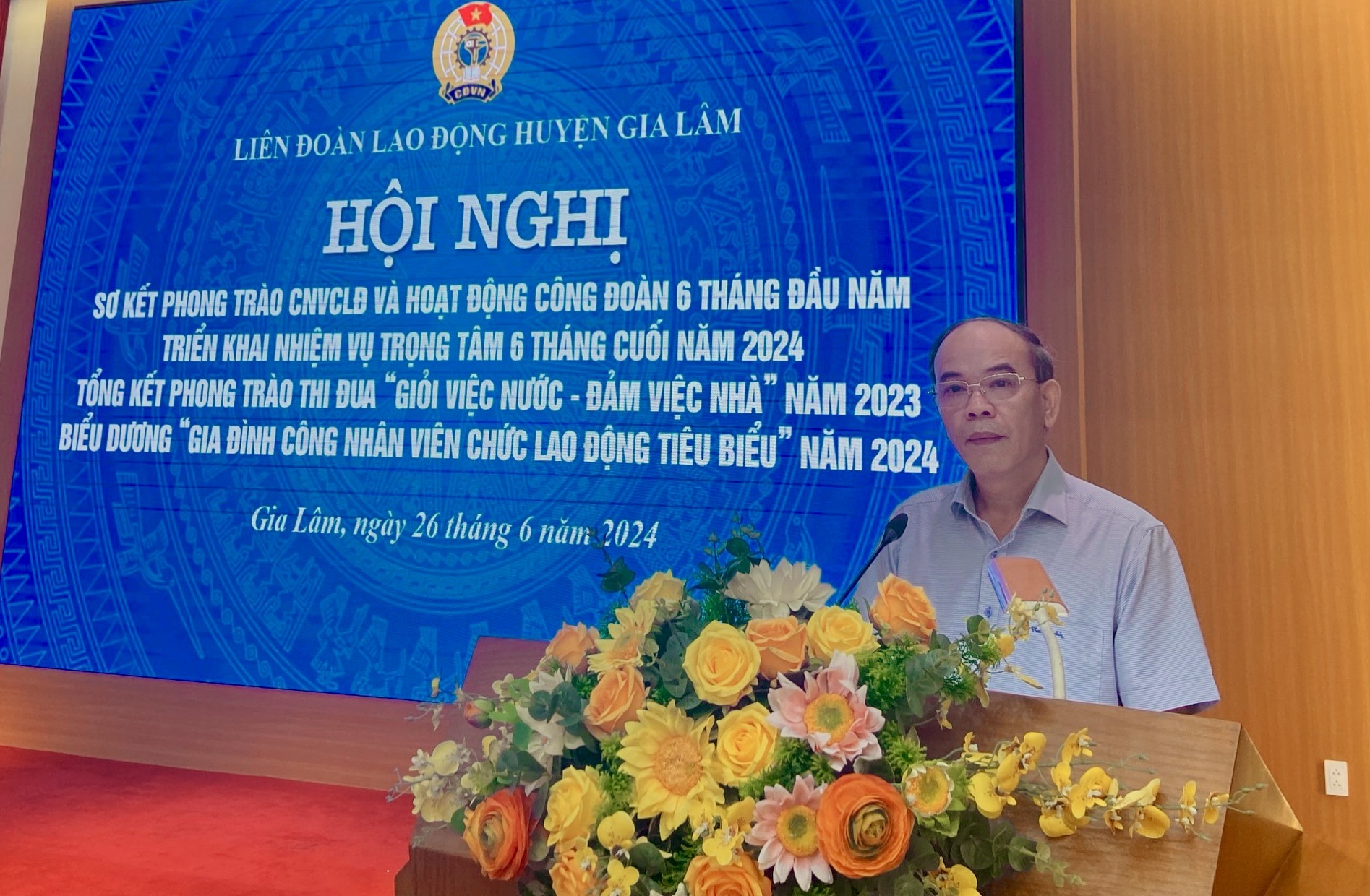 Khen thưởng 68 gia đình công nhân viên chức lao động tiêu biểu năm 2024 - ảnh 2