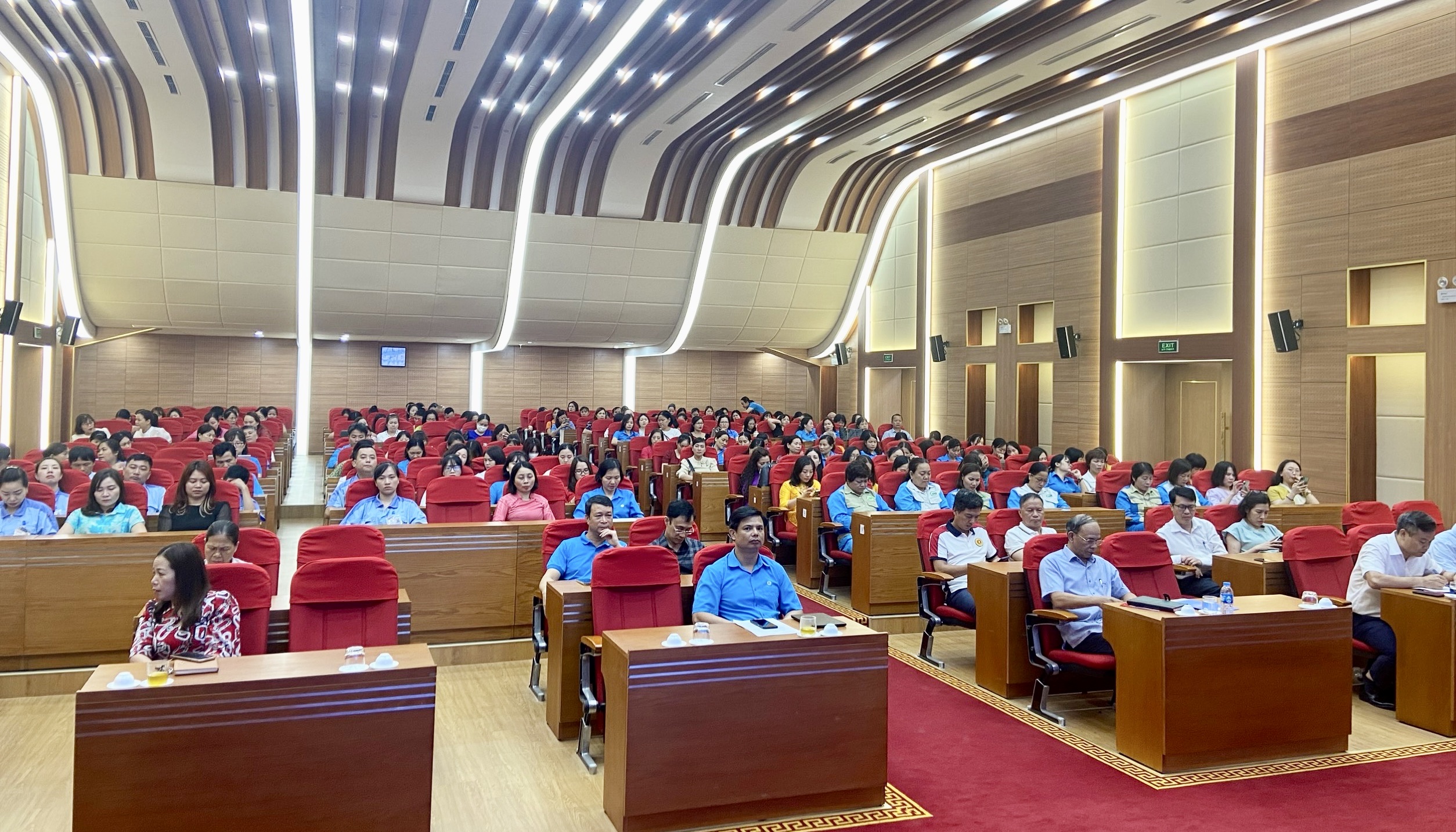 Khen thưởng 68 gia đình công nhân viên chức lao động tiêu biểu năm 2024 - ảnh 1