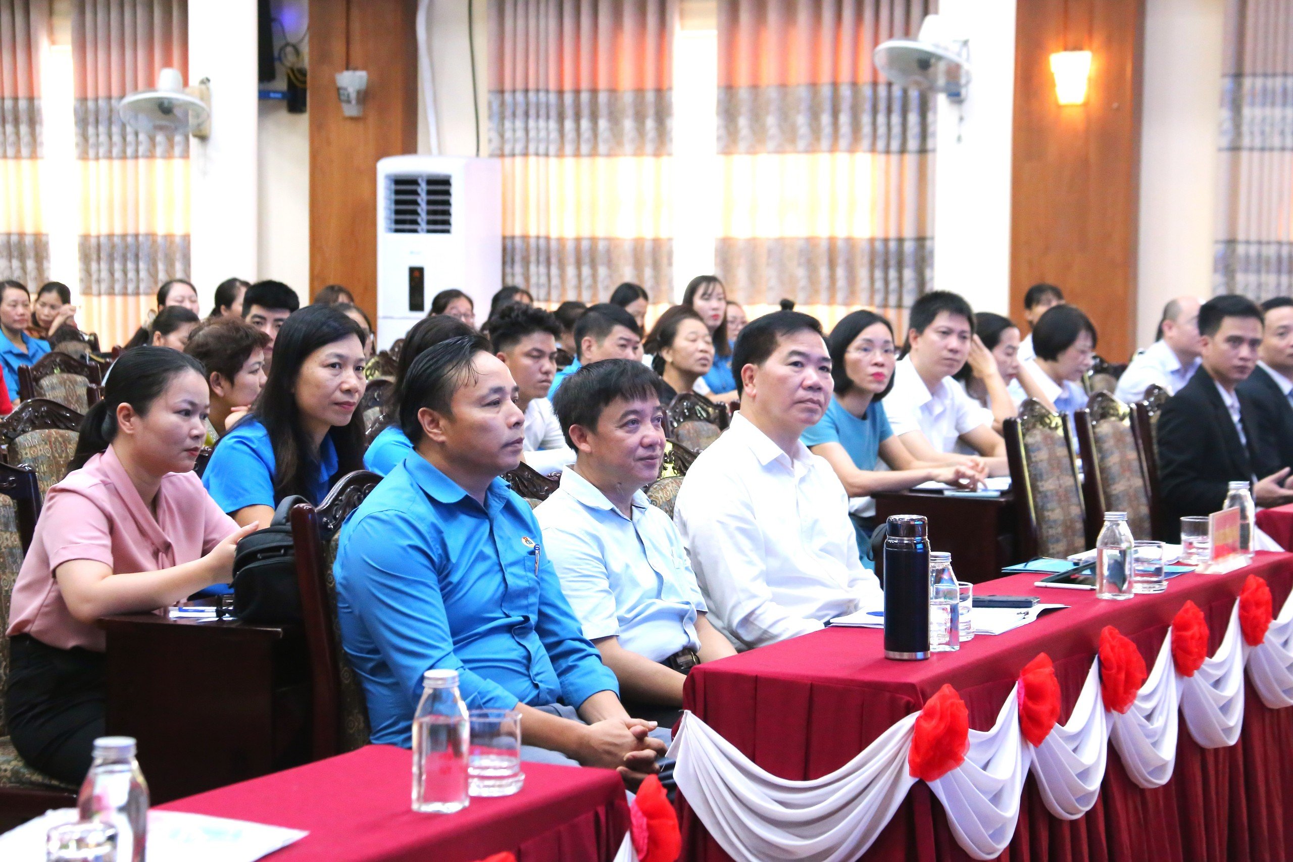 Lãnh đạo thị xã Sơn Tây đối thoại với công nhân, viên chức, lao động - ảnh 1