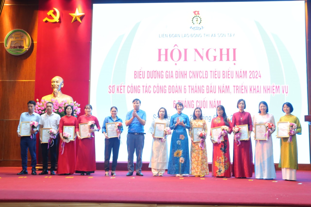 Sơn Tây: Biểu dương 54 gia đình công nhân viên chức lao động tiêu biểu năm 2024 - ảnh 2