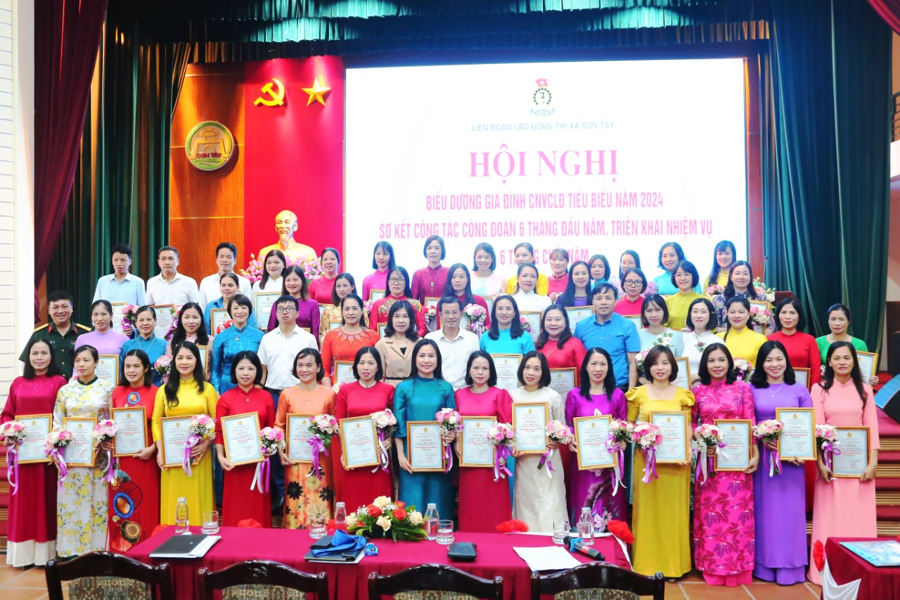 Sơn Tây: Biểu dương 54 gia đình công nhân viên chức lao động tiêu biểu năm 2024 - ảnh 3
