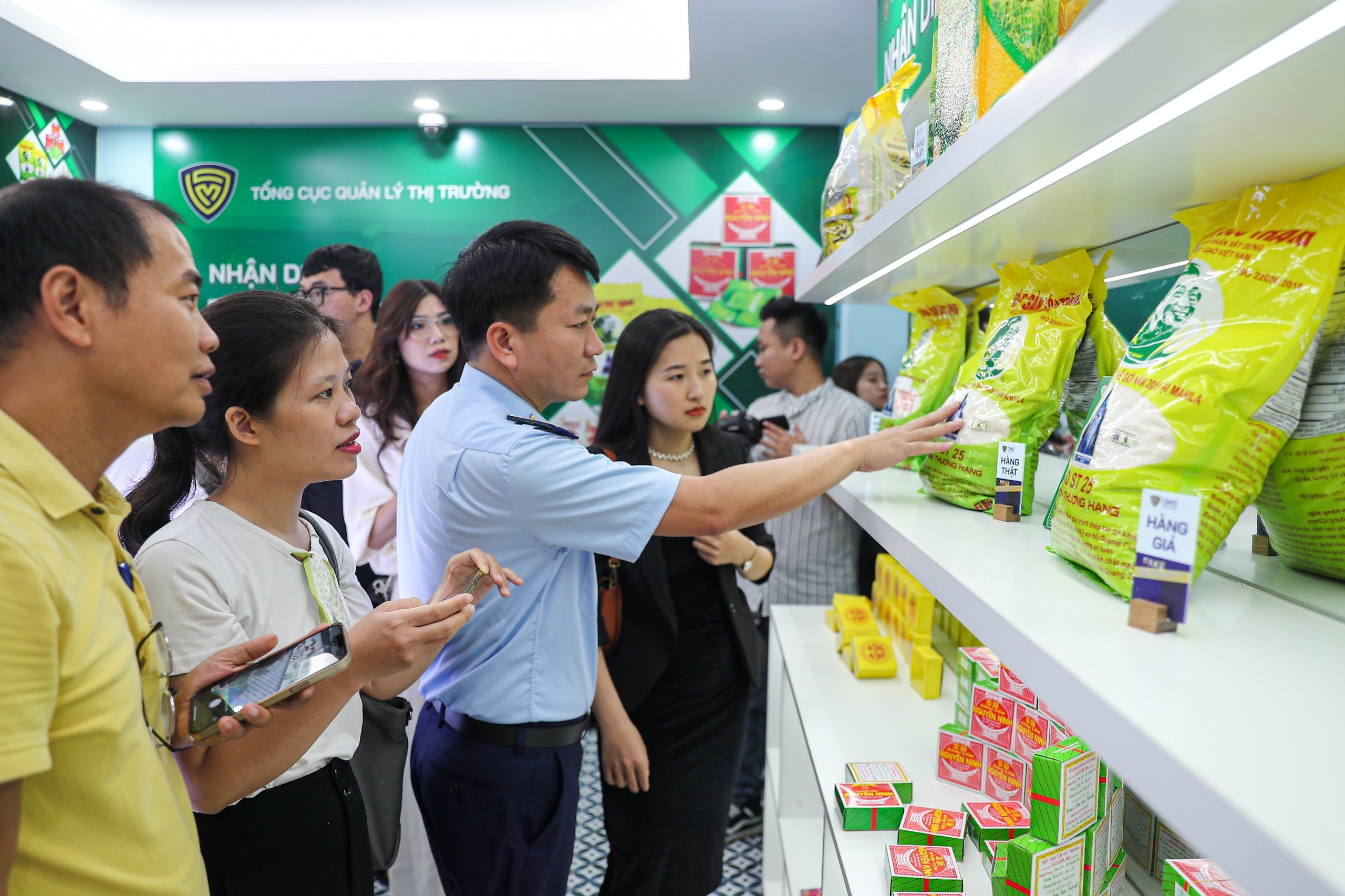 Tổng cục Quản lý thị trường trưng bày hướng dẫn “Nhận diện thực phẩm thật - giả“ - ảnh 3