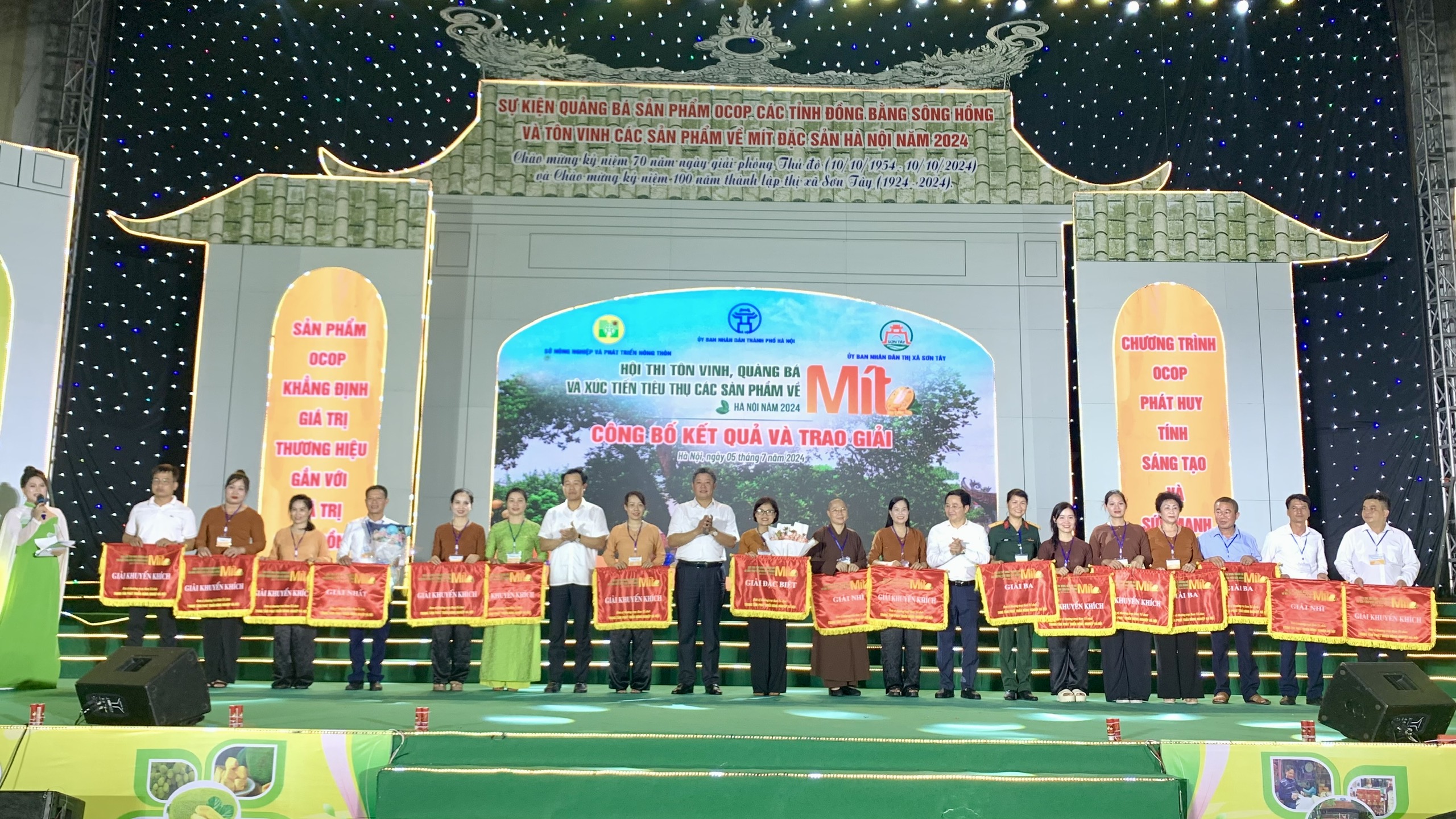 Khai mạc trưng bày hơn 100 gian hàng OCOP và trao giải hội thi mít lần thứ nhất TP Hà Nội - ảnh 6