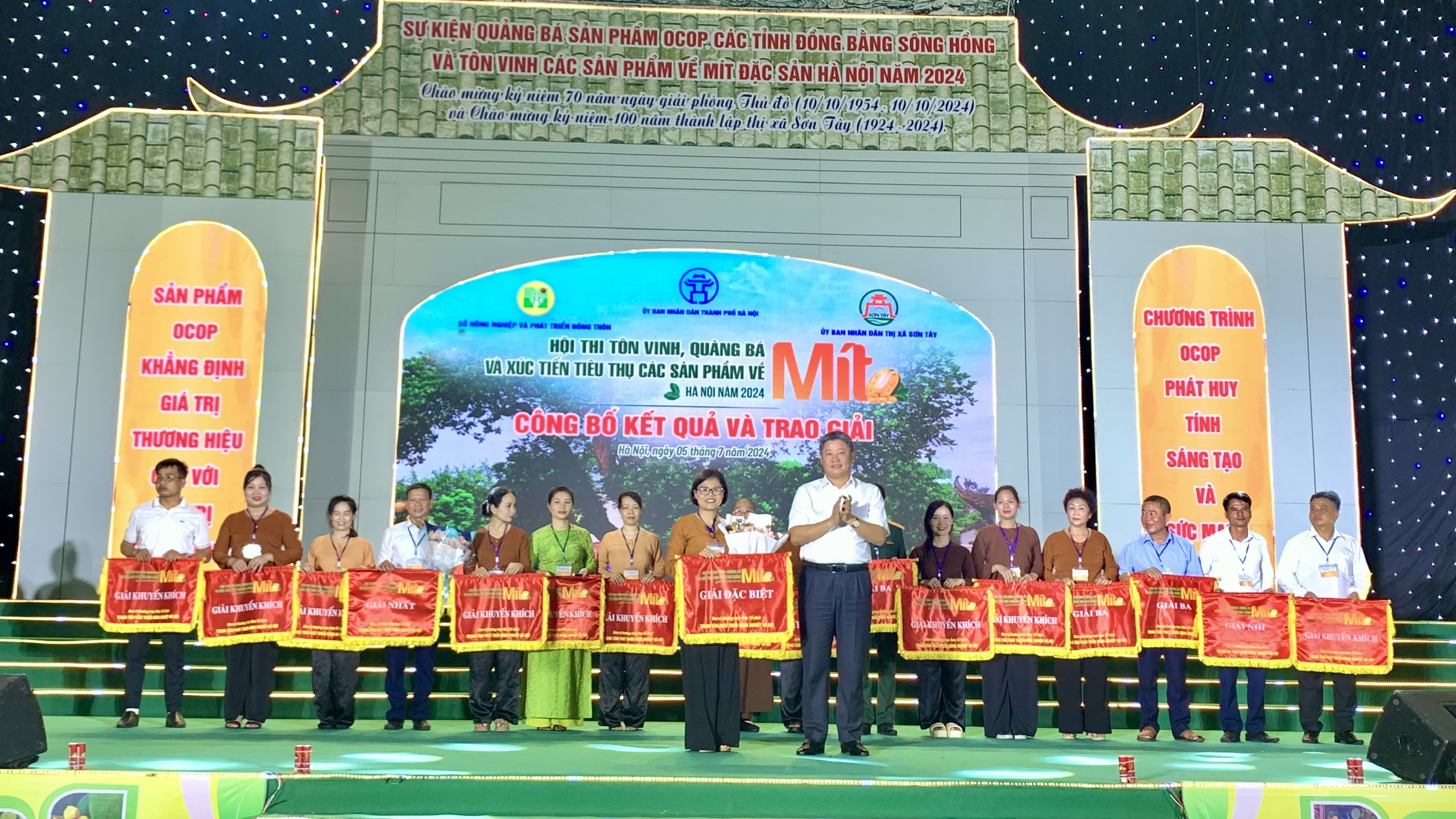Khai mạc trưng bày hơn 100 gian hàng OCOP và trao giải hội thi mít lần thứ nhất TP Hà Nội - ảnh 7