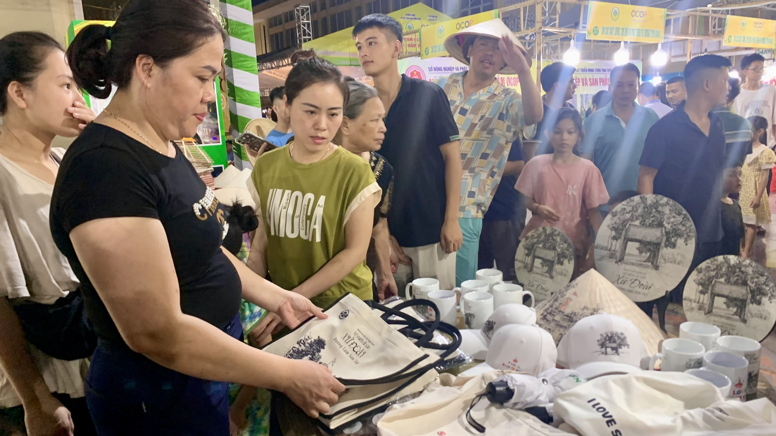 Khai mạc trưng bày hơn 100 gian hàng OCOP và trao giải hội thi mít lần thứ nhất TP Hà Nội - ảnh 5
