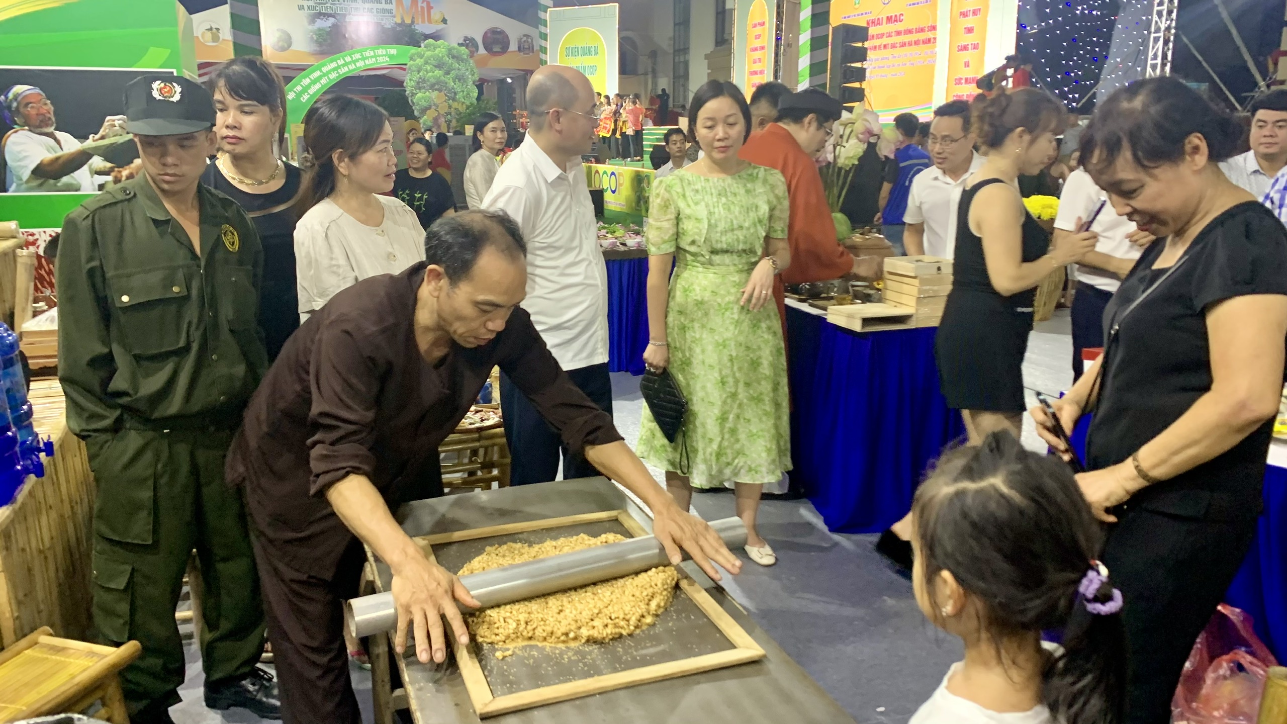 Khai mạc trưng bày hơn 100 gian hàng OCOP và trao giải hội thi mít lần thứ nhất TP Hà Nội - ảnh 1