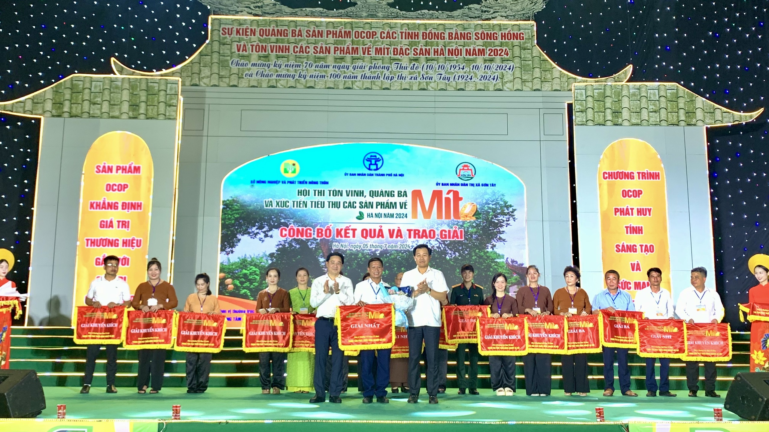 Khai mạc trưng bày hơn 100 gian hàng OCOP và trao giải hội thi mít lần thứ nhất TP Hà Nội - ảnh 8
