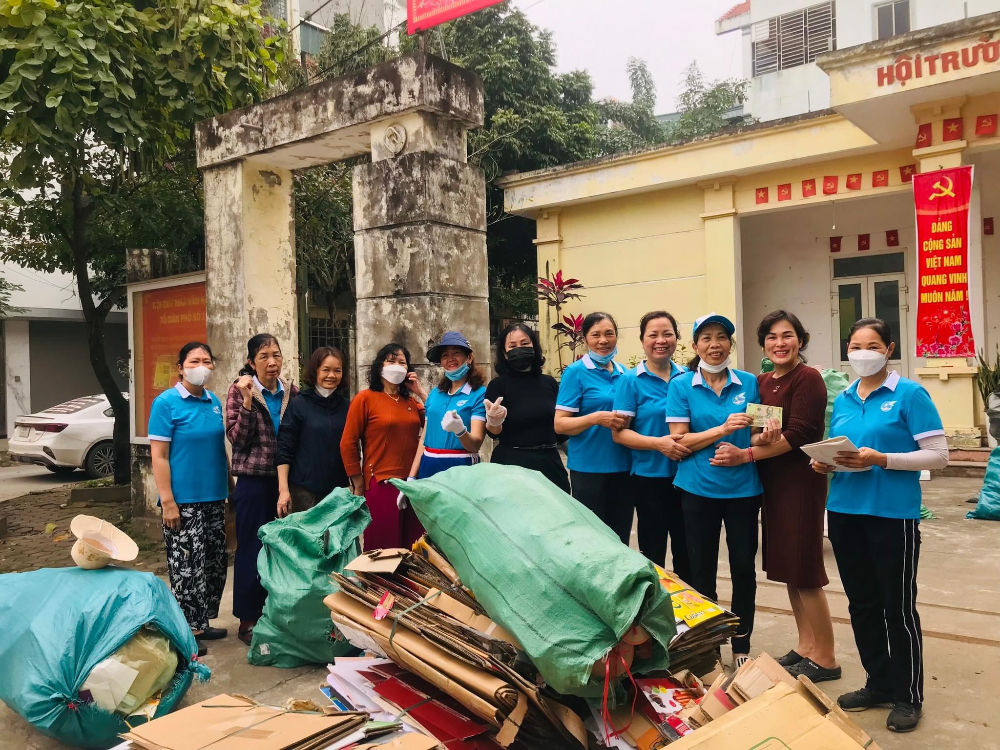Chị em phụ nữ Hà Đông “Biến rác thành tiền” hỗ trợ nhiều phụ nữ khó khăn - ảnh 1