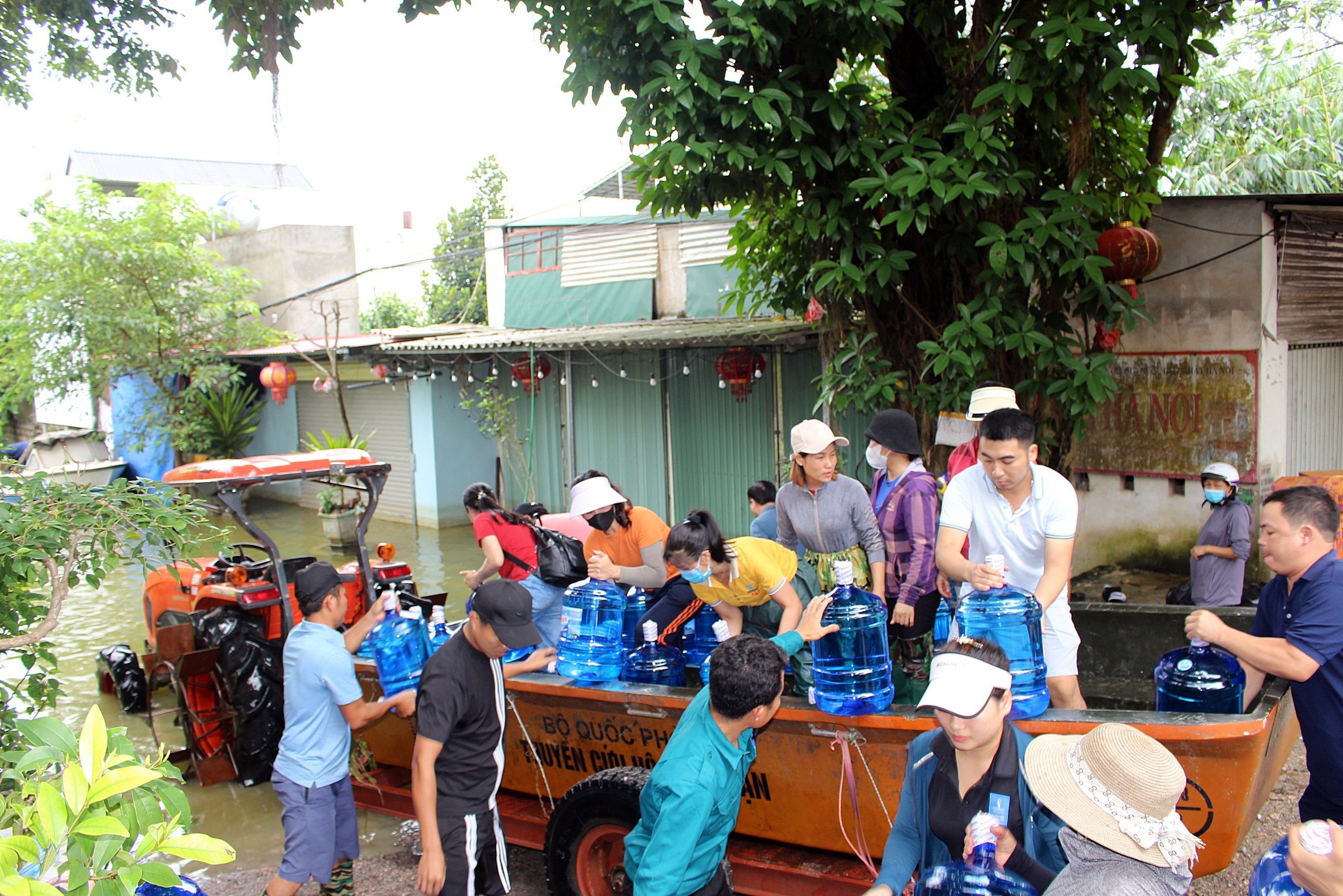 Hội Nông dân TP Hà Nội tặng quà hỗ trợ người dân vùng lũ huyện Chương Mỹ - ảnh 2