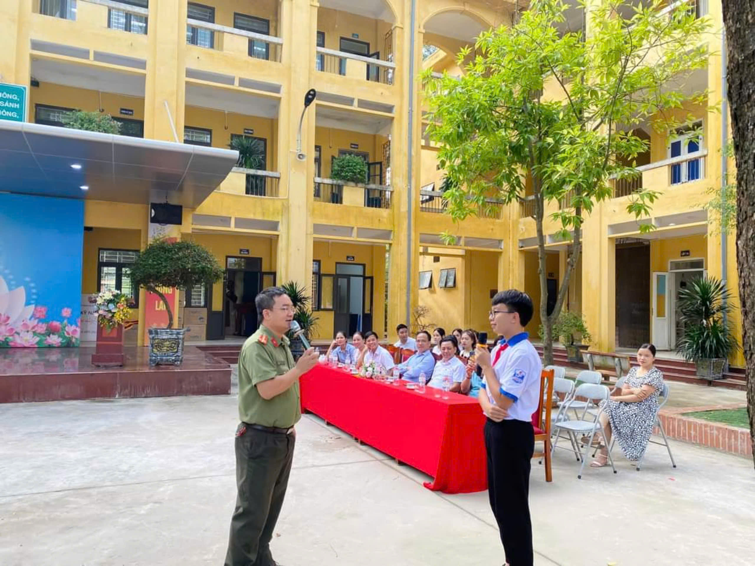 Hơn 1.300 học sinh Trường THCS Bùi Quang Mại được tuyên truyền ATGT - ảnh 1