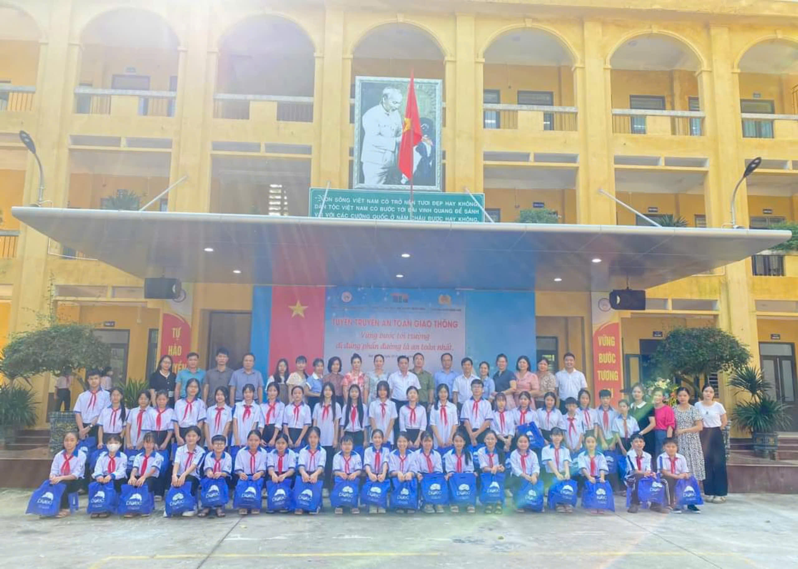 Hơn 1.300 học sinh Trường THCS Bùi Quang Mại được tuyên truyền ATGT - ảnh 3