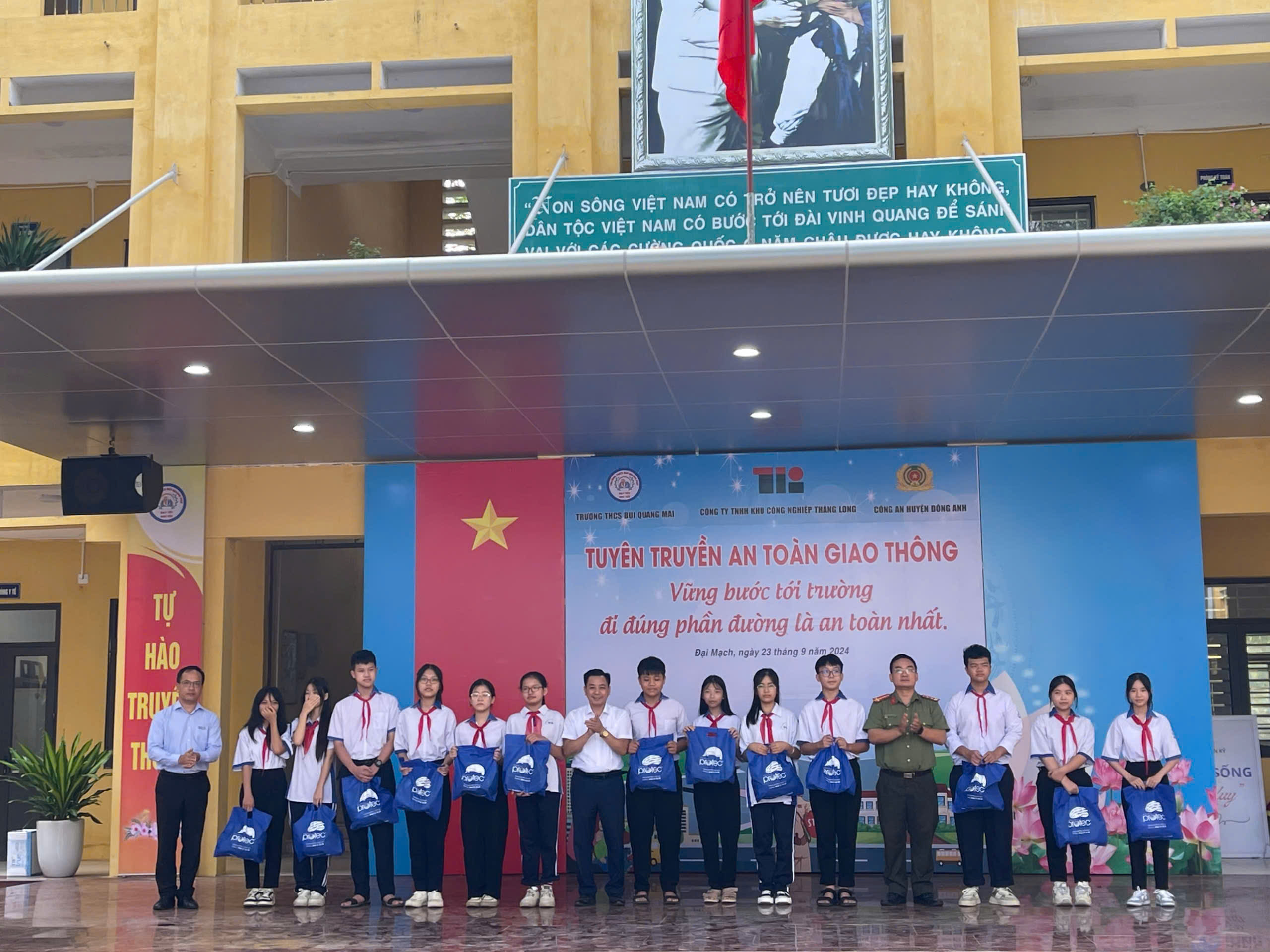 Hơn 1.300 học sinh Trường THCS Bùi Quang Mại được tuyên truyền ATGT - ảnh 2