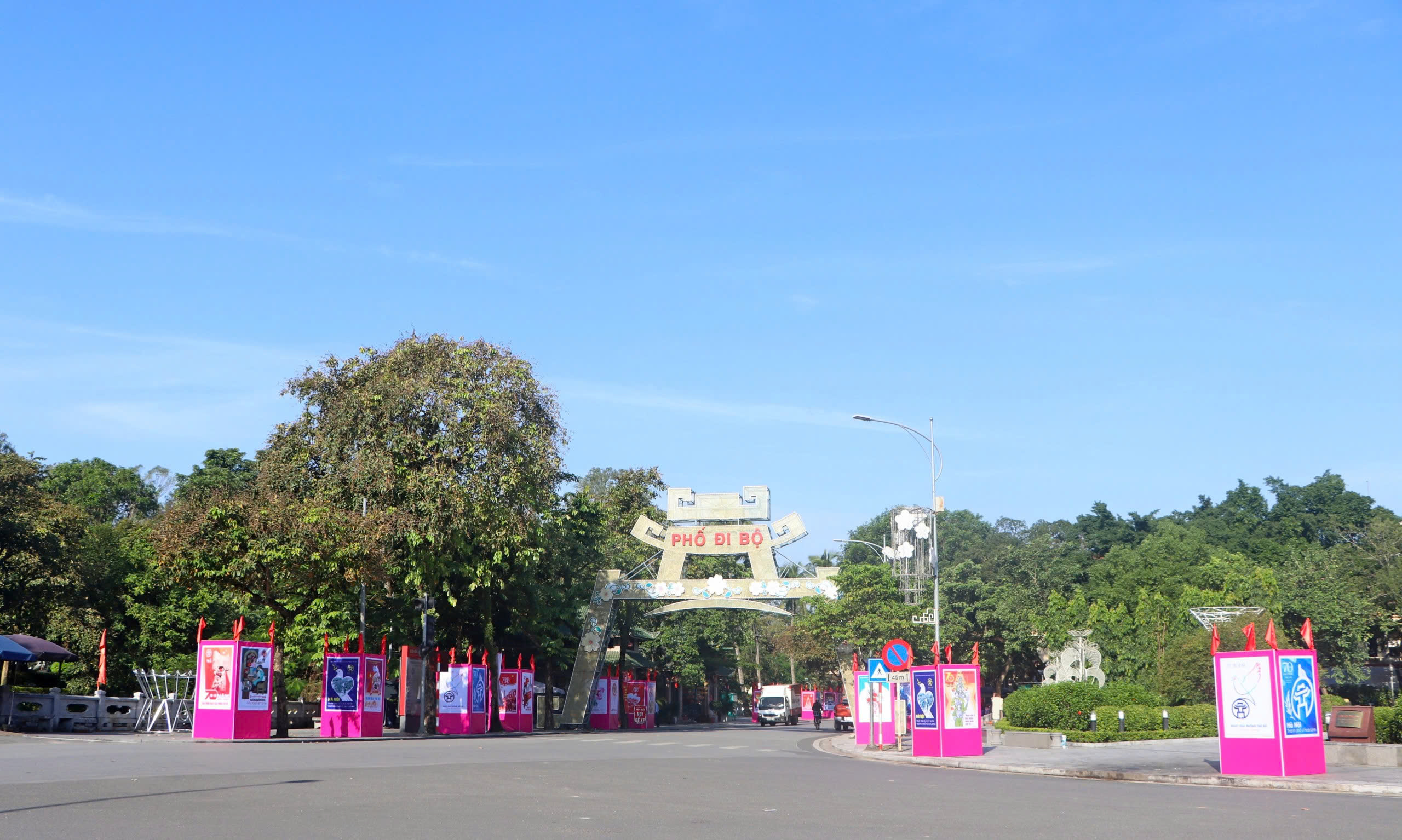 Sơn Tây: Triển lãm 70 tác phẩm tranh cổ động tấm lớn tuyên truyền kỷ niệm 70 năm Ngày Giải phóng Thủ đô - ảnh 4