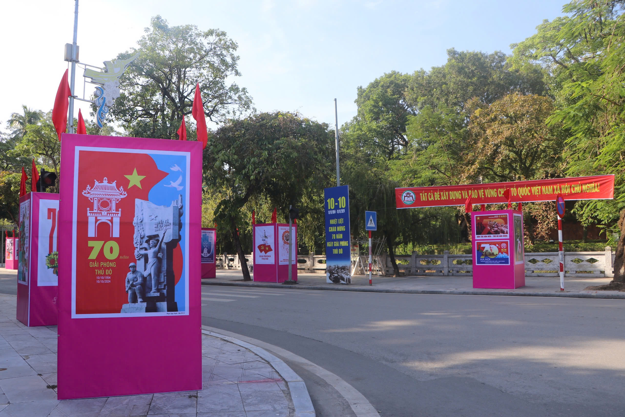 Sơn Tây: Triển lãm 70 tác phẩm tranh cổ động tấm lớn tuyên truyền kỷ niệm 70 năm Ngày Giải phóng Thủ đô - ảnh 2