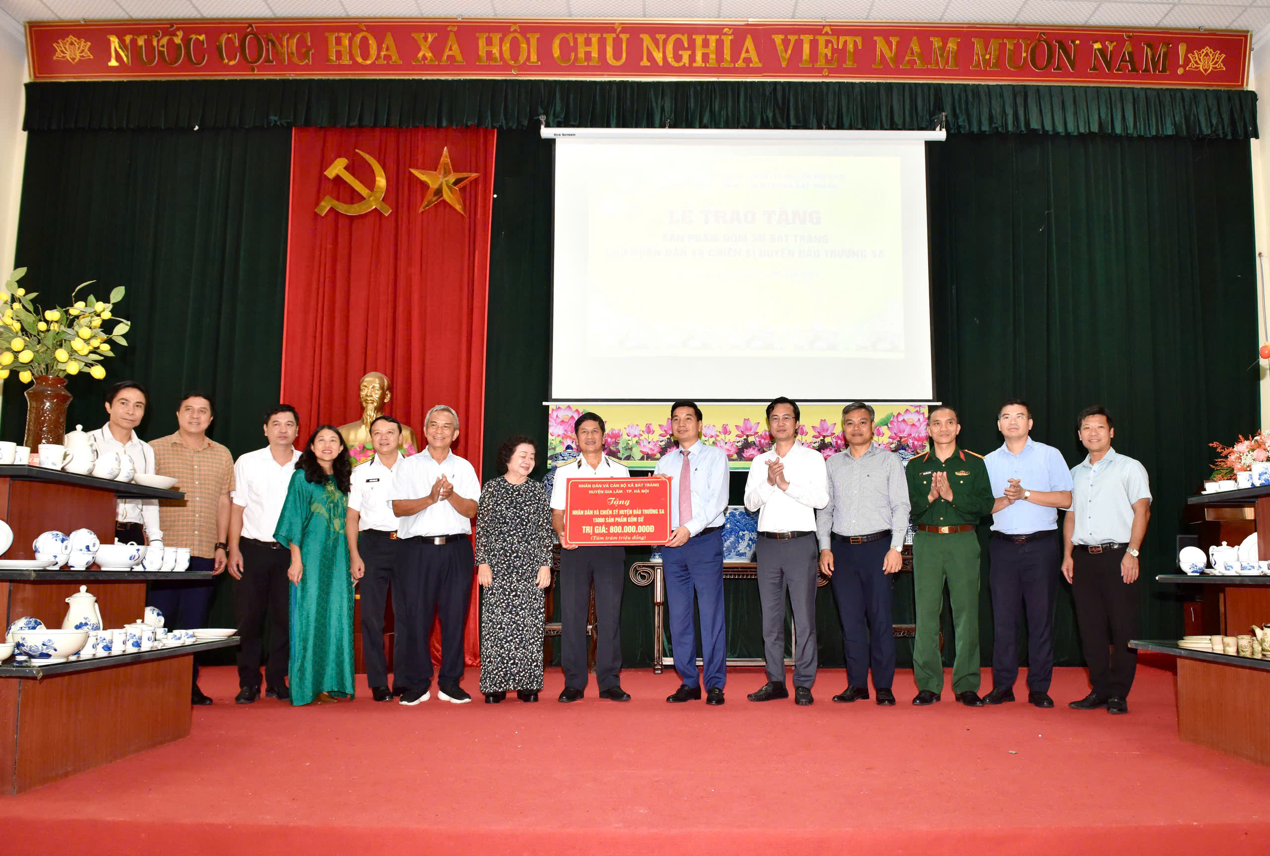Gia Lâm tặng 15.000 sản phẩm gốm sứ Bát Tràng cho nhân dân và chiến sỹ huyện đảo Trường Sa - ảnh 5